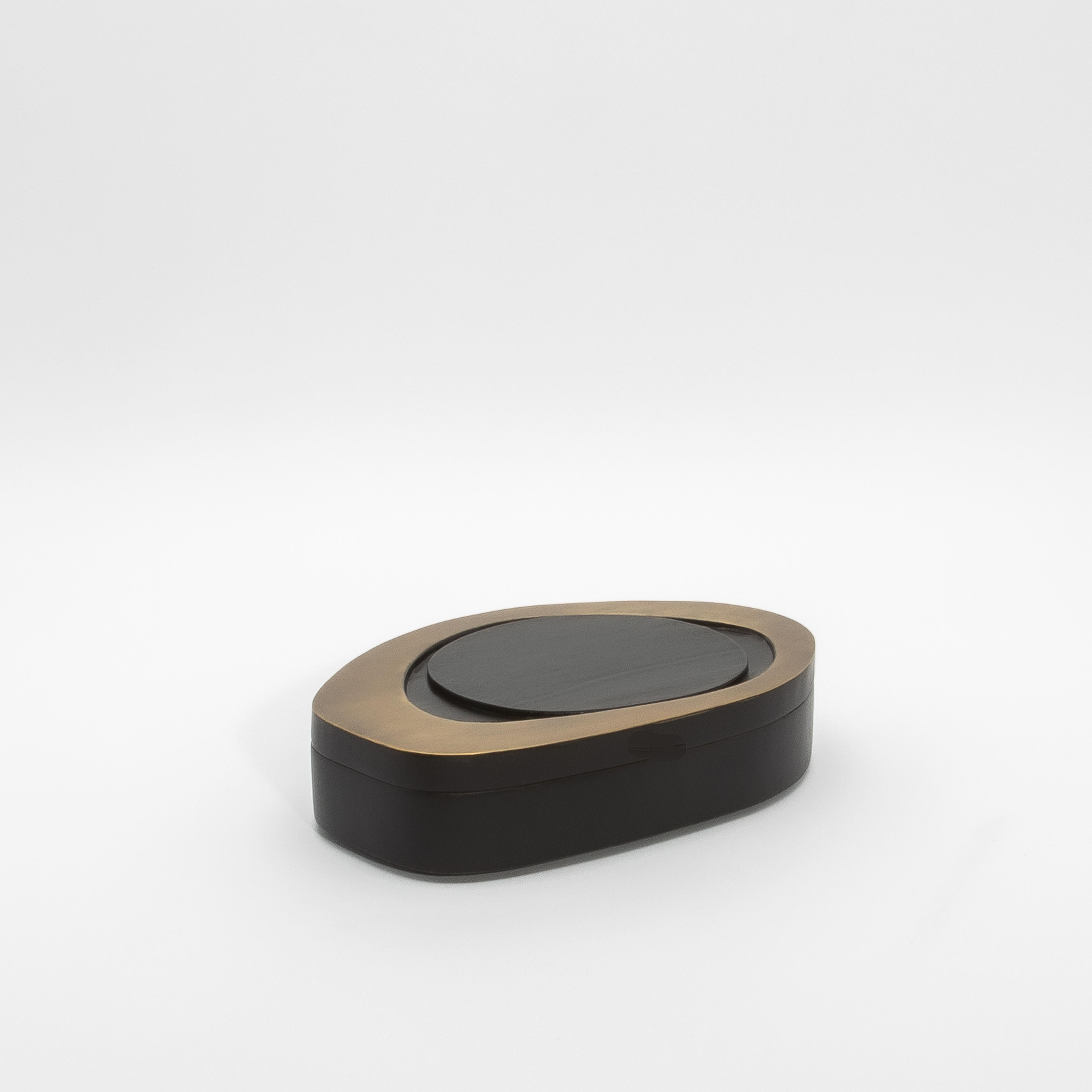 Art Déco Set di 2 scatole in Oak nero con ottone patinato bronzo di & Y Augousti in vendita