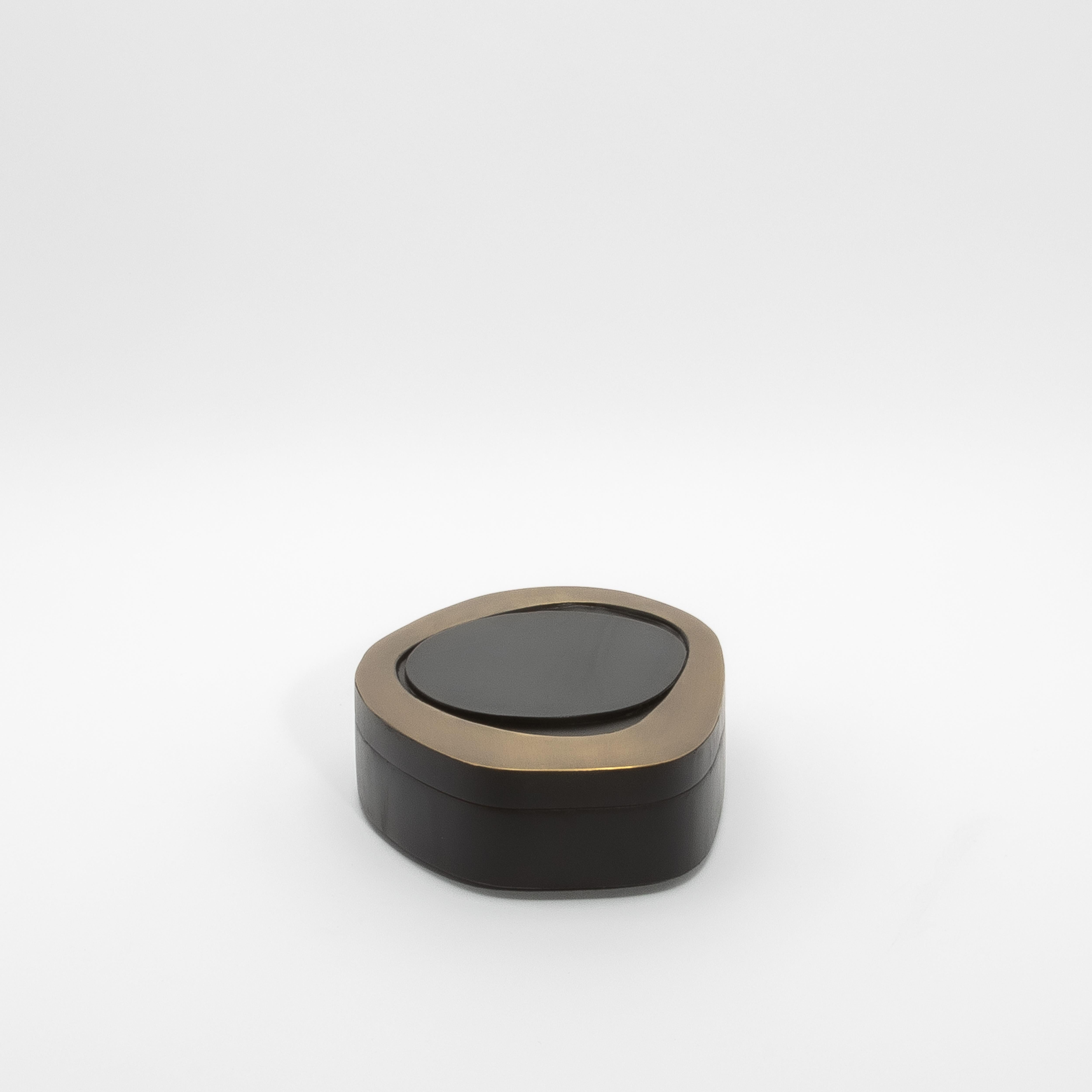 Filippino Set di 2 scatole in Oak nero con ottone patinato bronzo di & Y Augousti in vendita