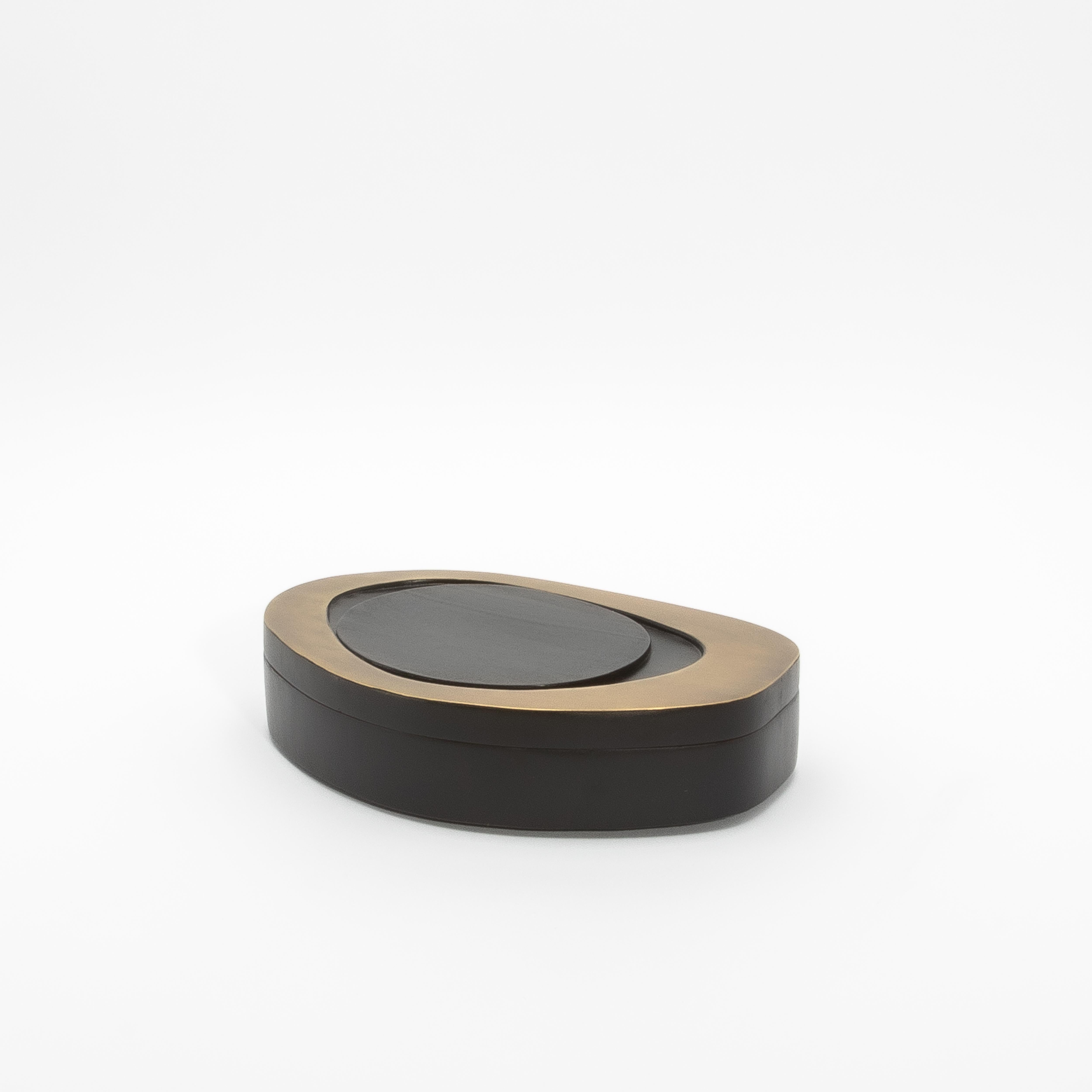Fatto a mano Set di 2 scatole in Oak nero con ottone patinato bronzo di & Y Augousti in vendita