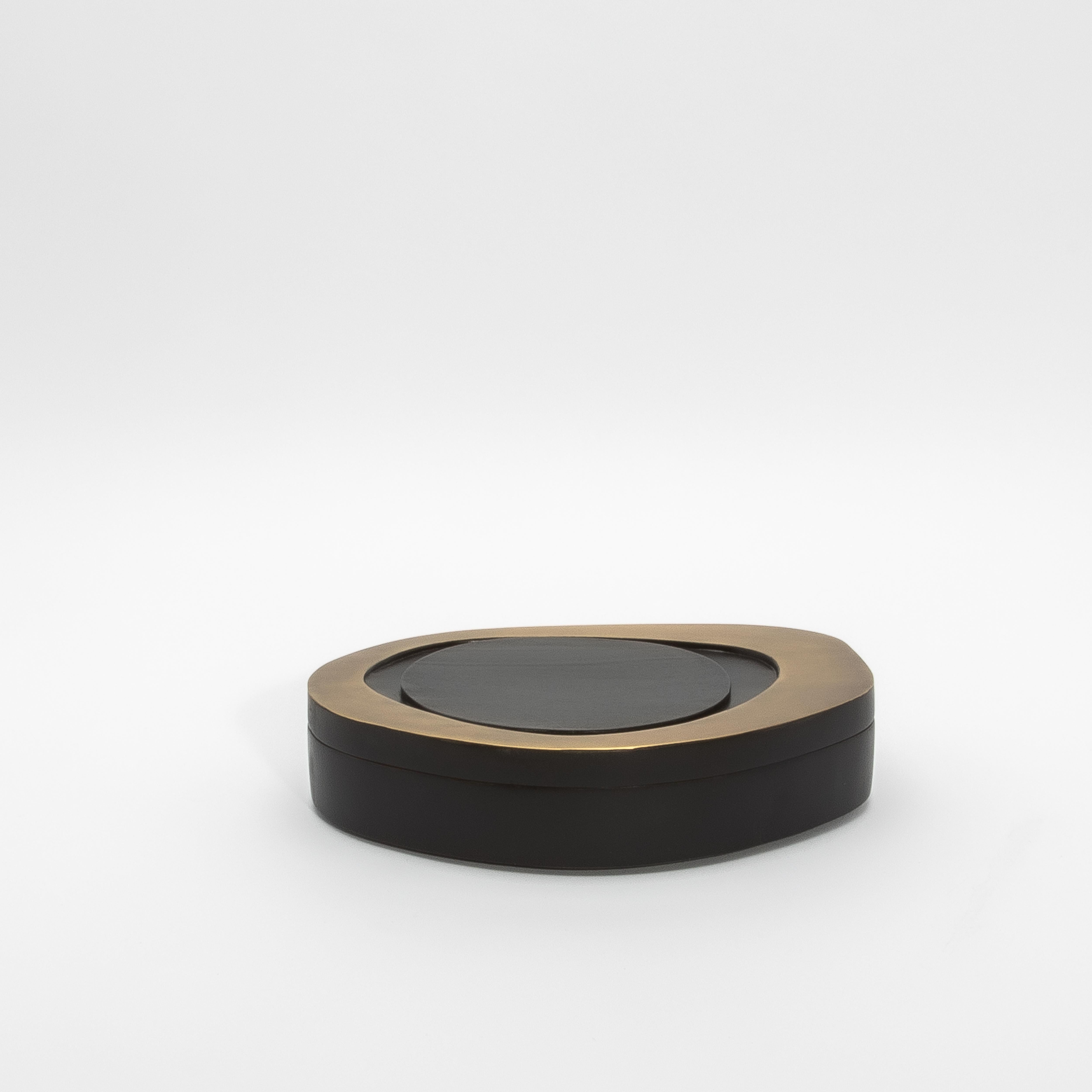 Set di 2 scatole in Oak nero con ottone patinato bronzo di & Y Augousti In condizioni Nuovo in vendita a West Hollywood, CA