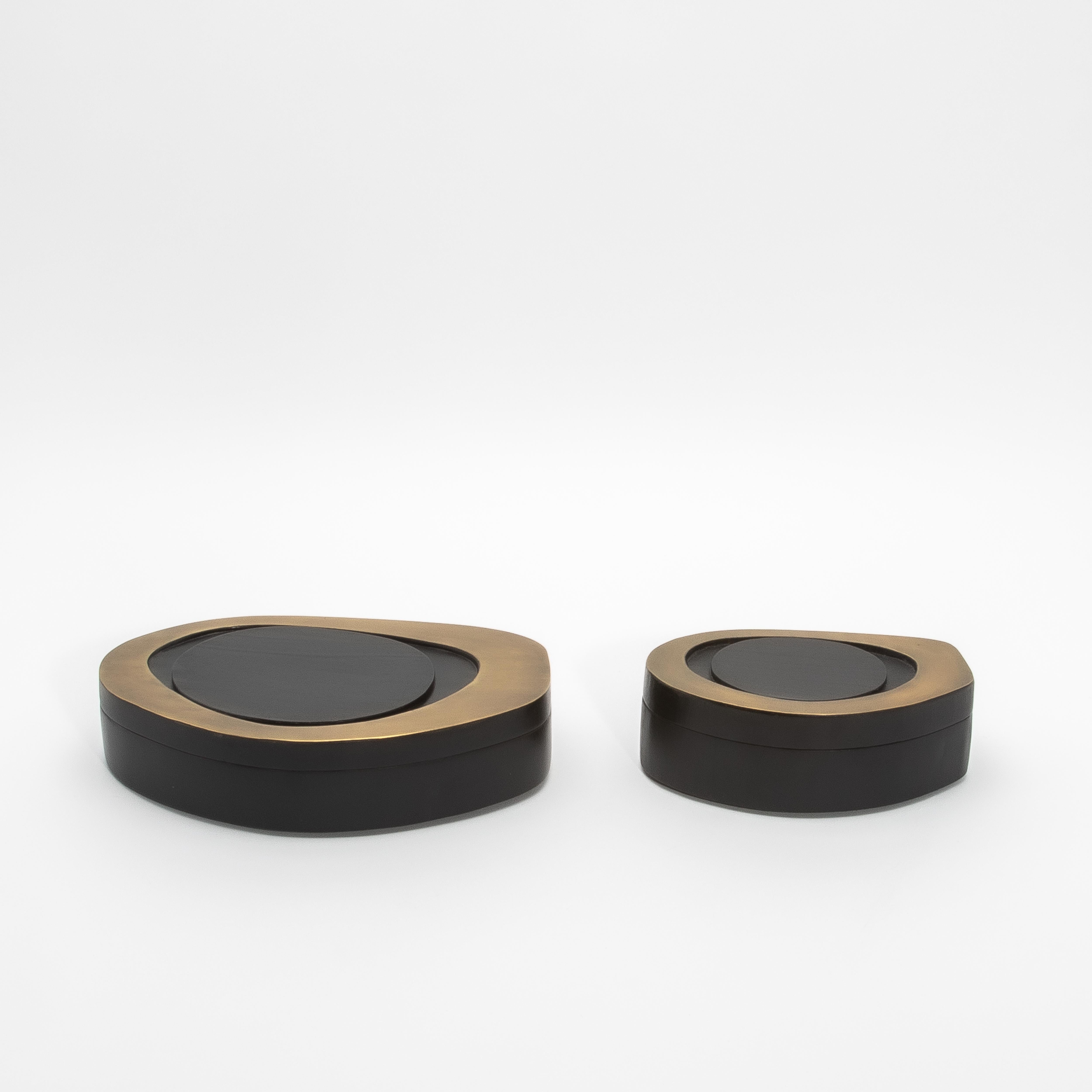 XXI secolo e contemporaneo Set di 2 scatole in Oak nero con ottone patinato bronzo di & Y Augousti in vendita