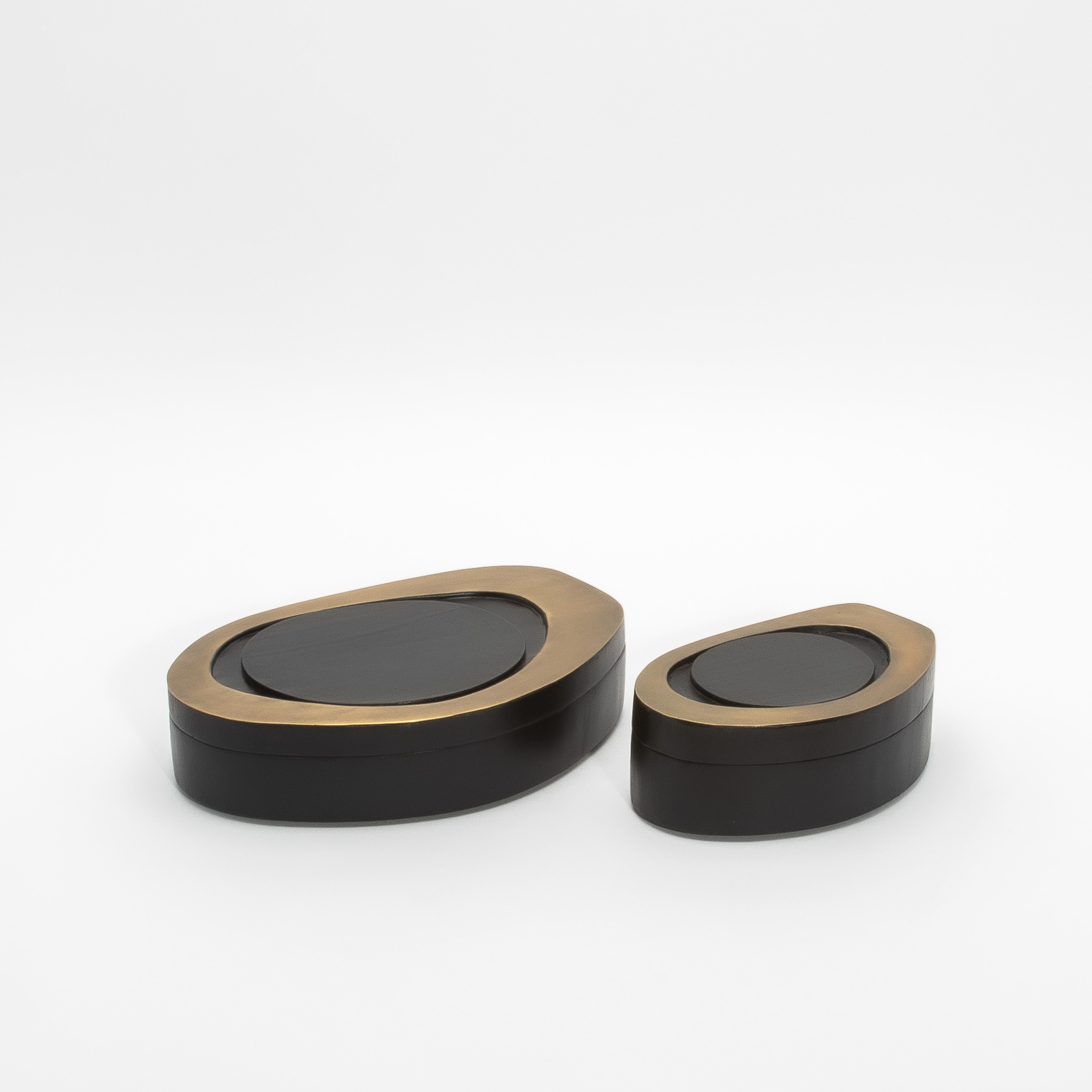 Ottone Set di 2 scatole in Oak nero con ottone patinato bronzo di & Y Augousti in vendita