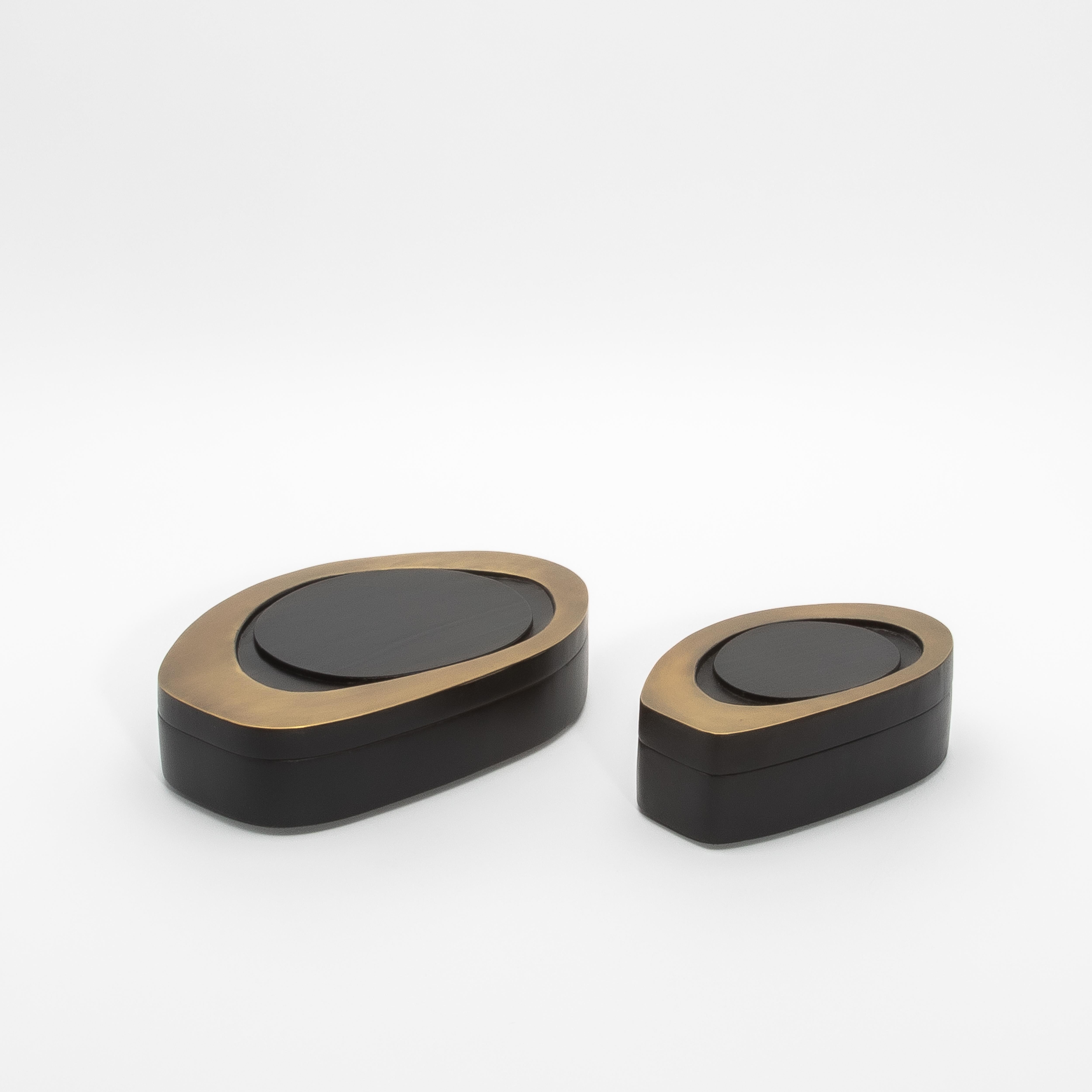 Set di 2 scatole in Oak nero con ottone patinato bronzo di & Y Augousti in vendita 1