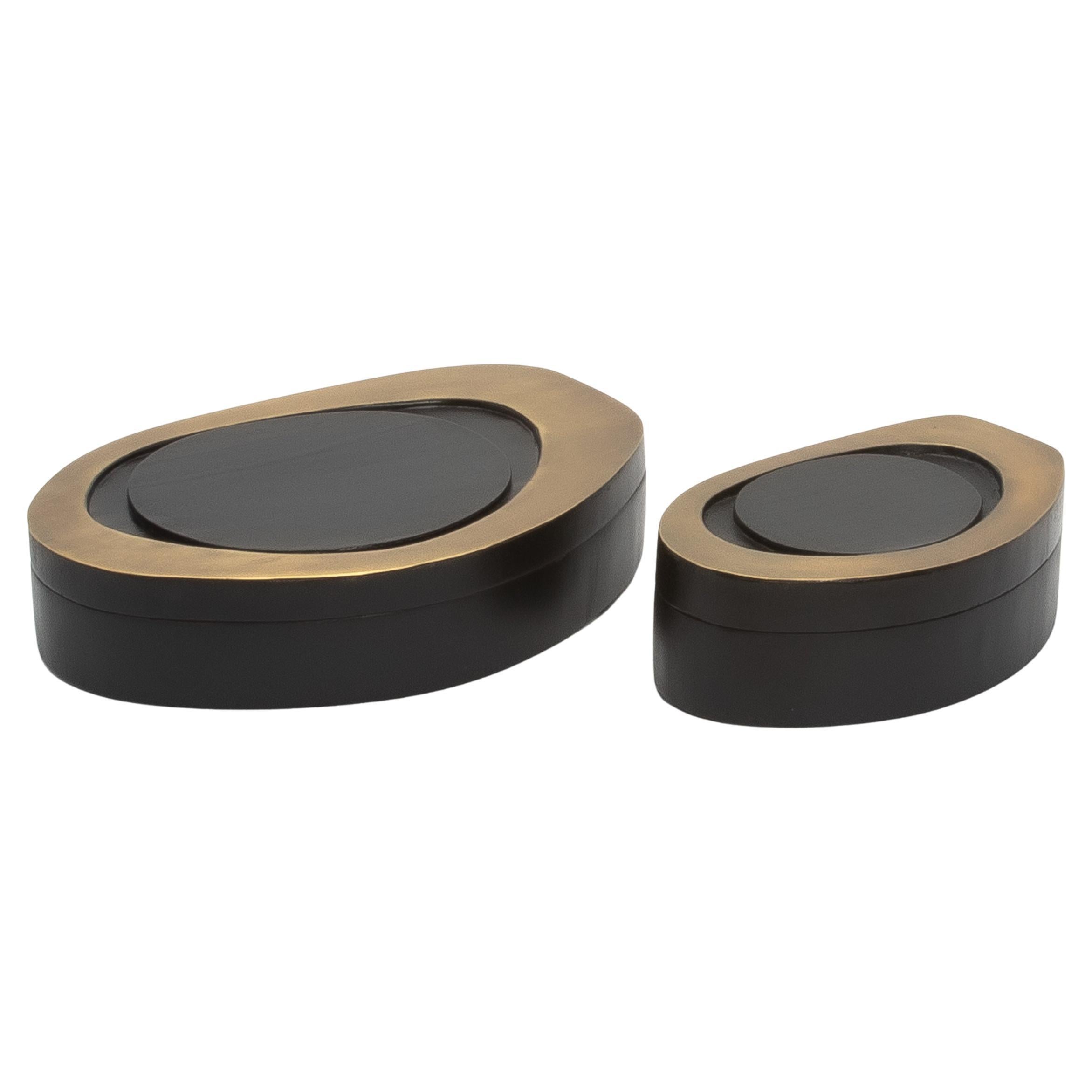 Juego de 2 Cajas en Roble Negro con Latón Patinado Bronce by R&Y Augousti