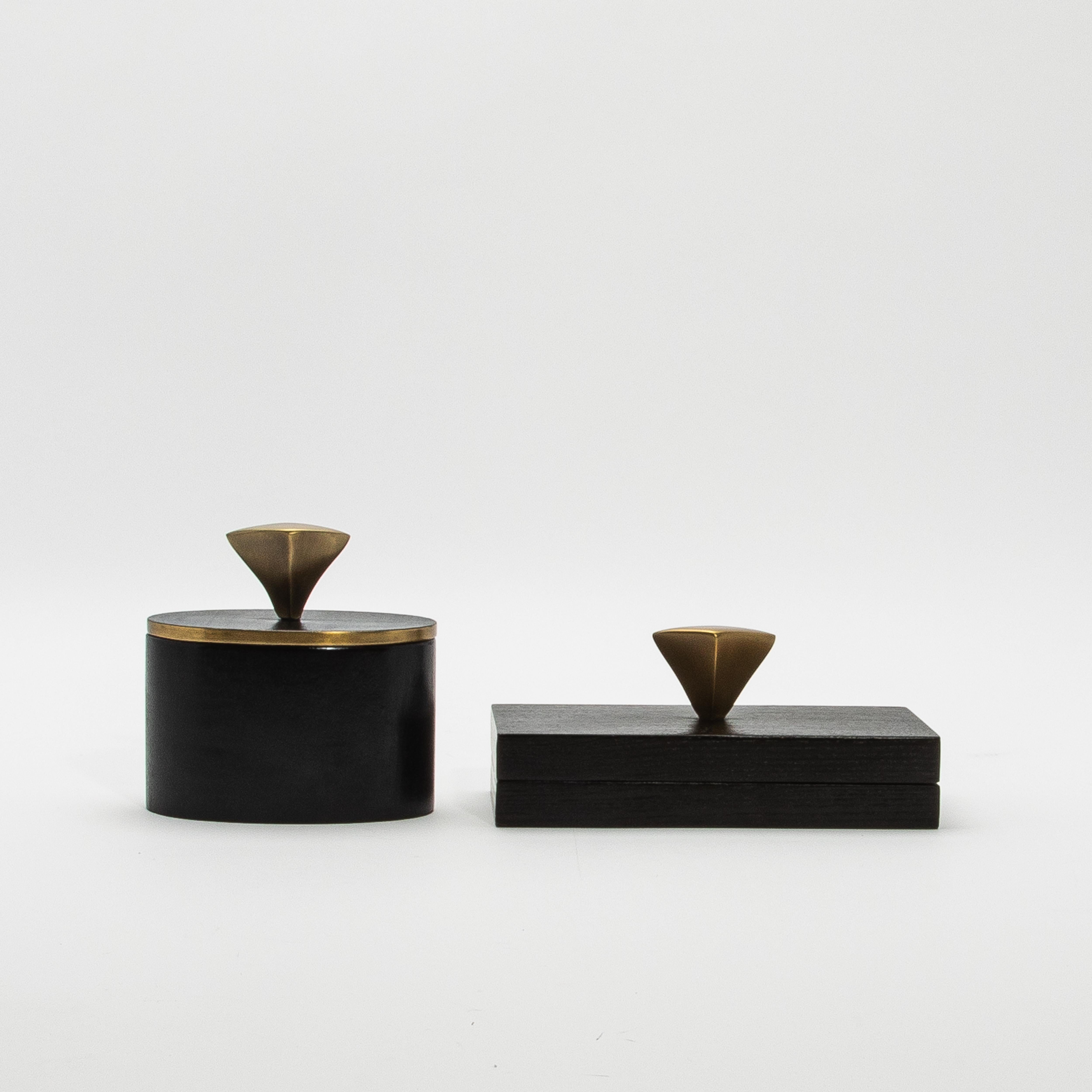 Juego de 2 Cajas de Roble Negro con Detalles de Latón Patinado Bronce by Kifu Paris en venta 3