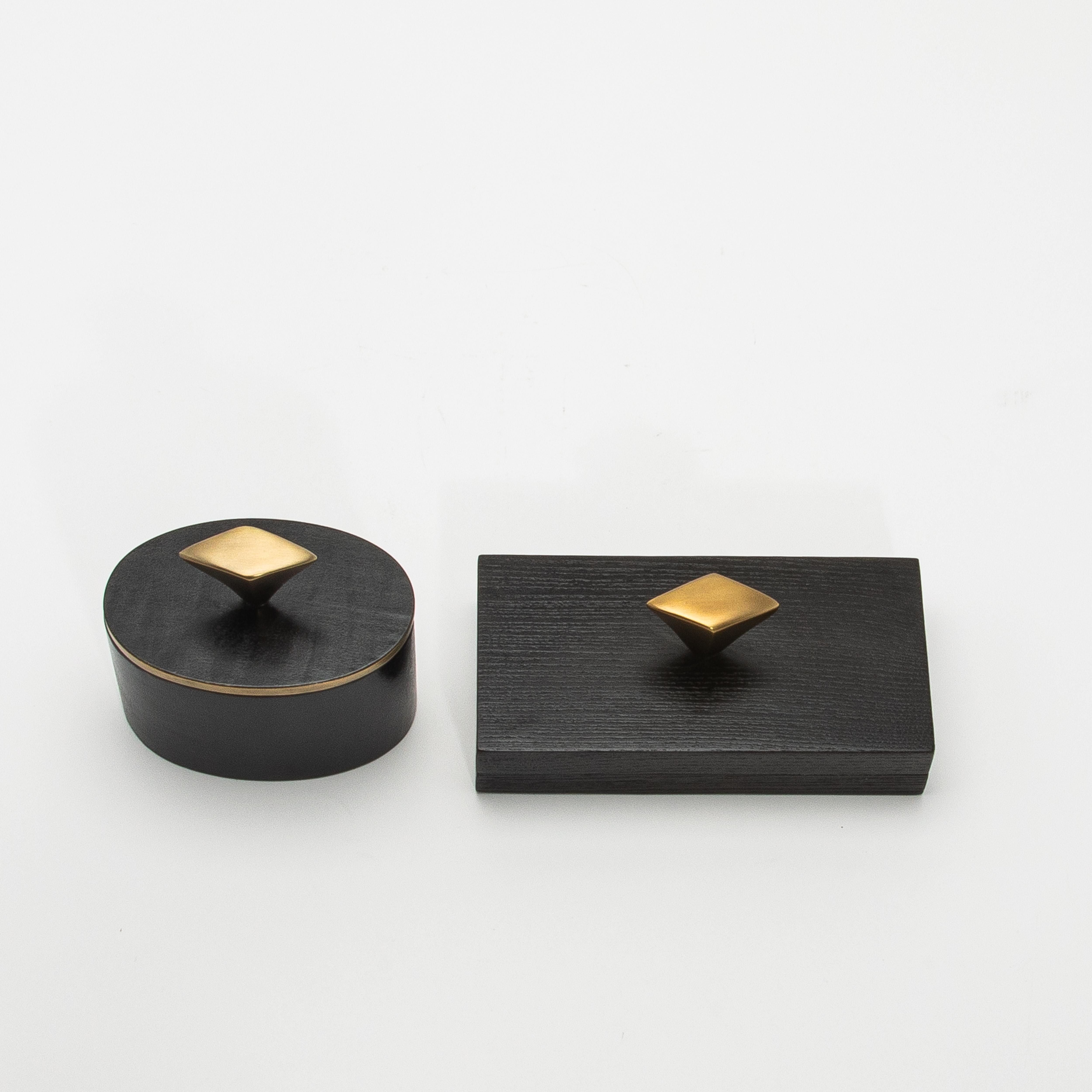 Juego de 2 Cajas de Roble Negro con Detalles de Latón Patinado Bronce by Kifu Paris en venta 4