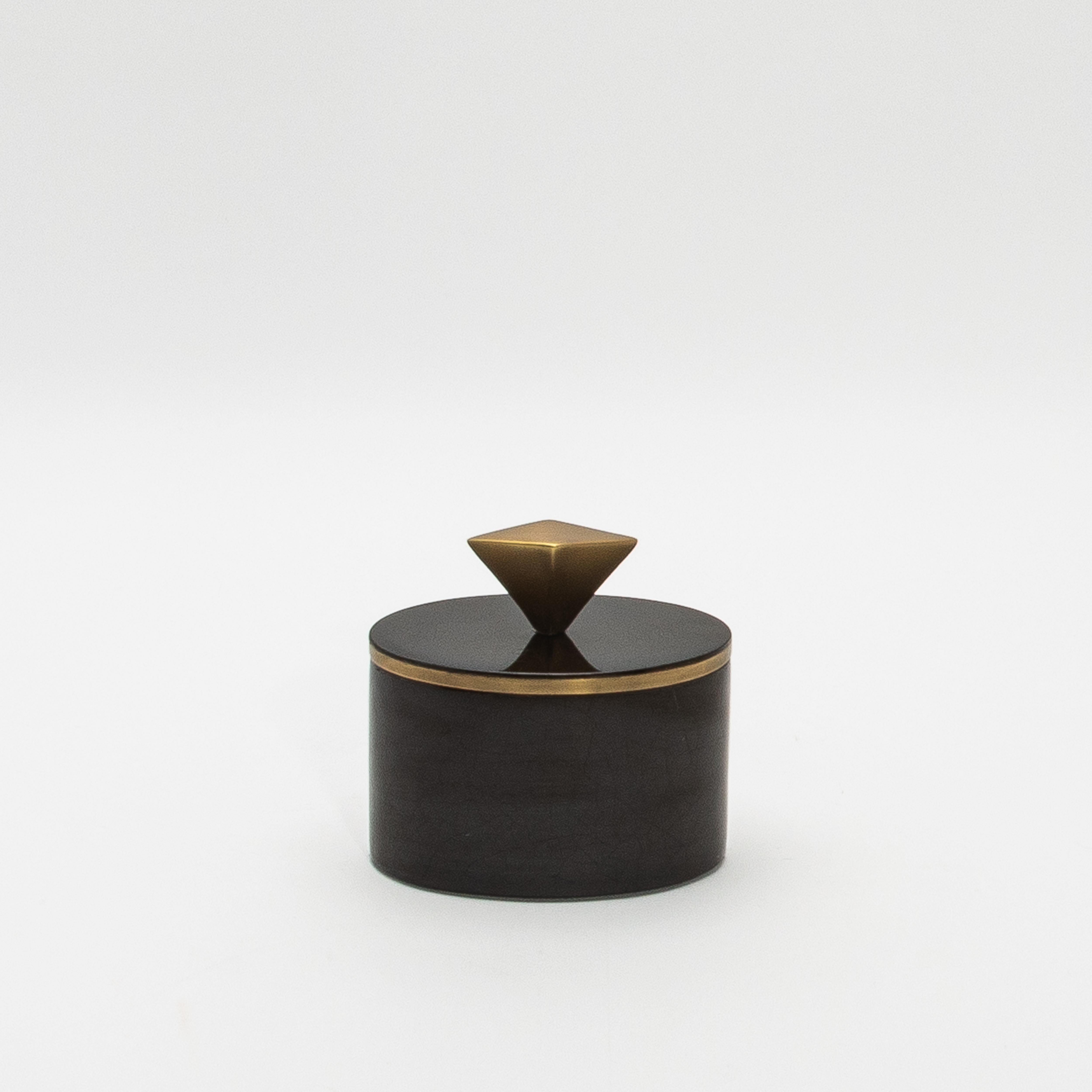 Este exquisito set de dos cajas en roble negro ofrece un toque sofisticado y moderno a cualquier decoración. Cada caja, una ovalada y otra rectangular, está cuidadosamente elaborada en rico roble negro, con una textura de madera natural que destila