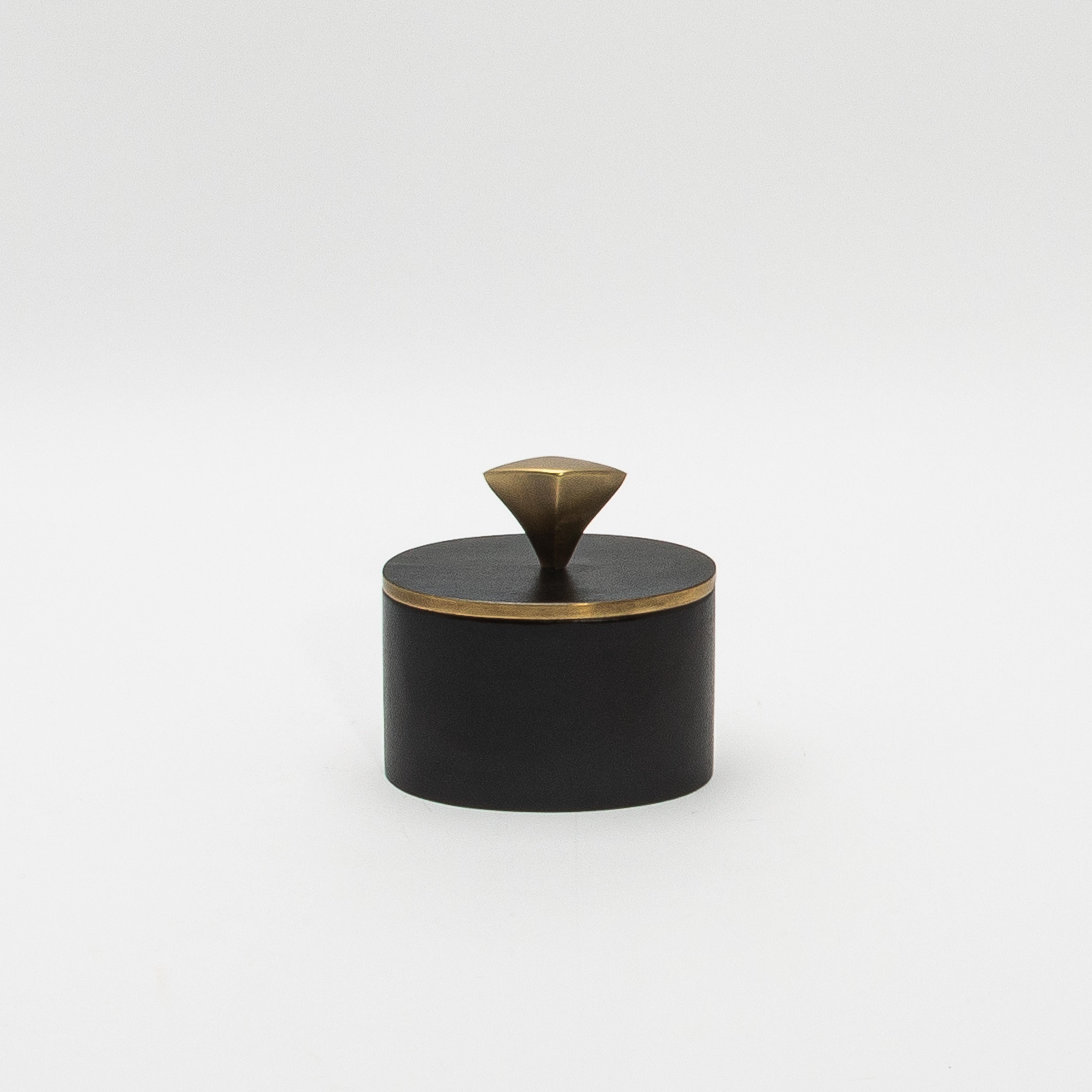 Juego de 2 Cajas de Roble Negro con Detalles de Latón Patinado Bronce by Kifu Paris Filipino en venta