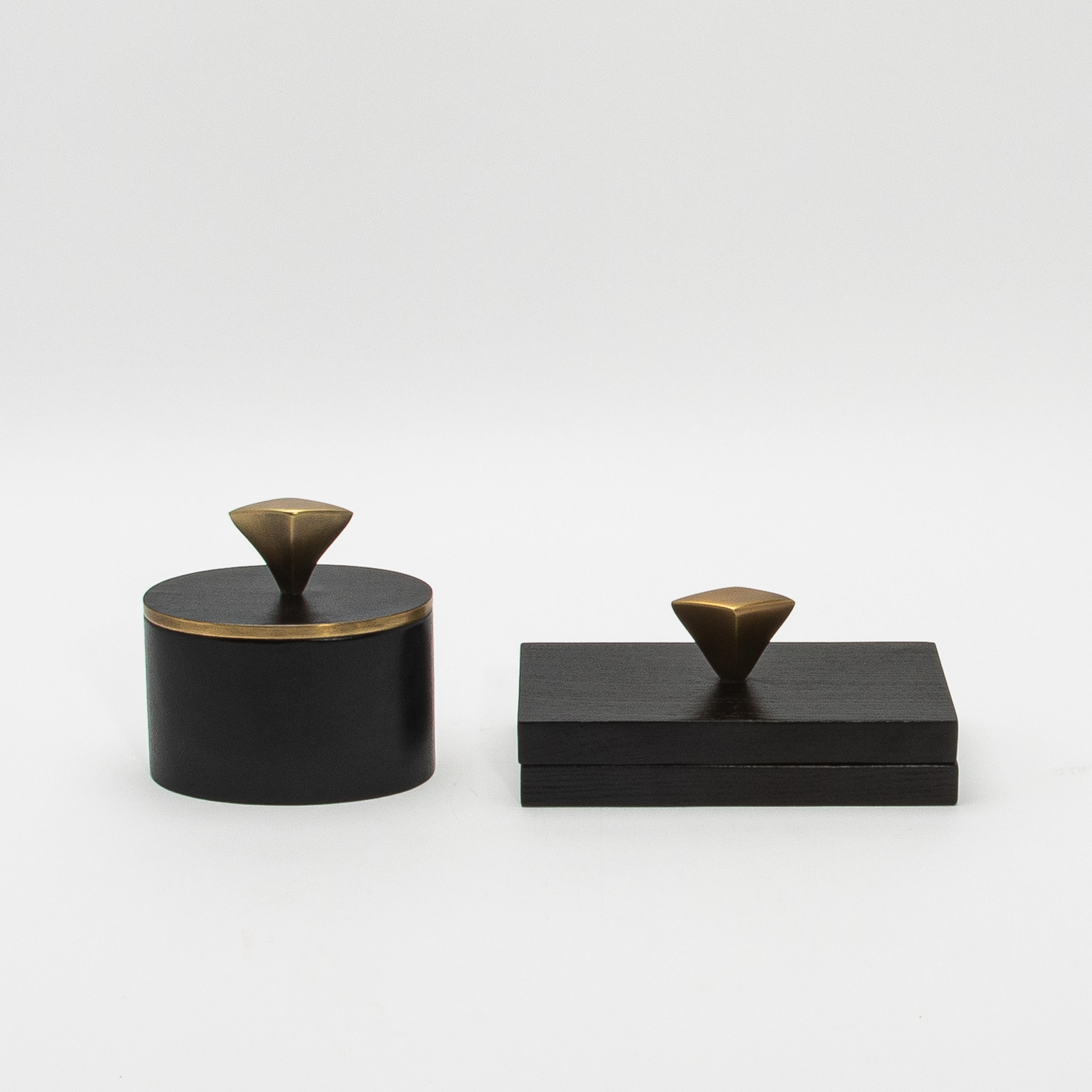 Juego de 2 Cajas de Roble Negro con Detalles de Latón Patinado Bronce by Kifu Paris en Nuevo estado para la venta en West Hollywood, CA
