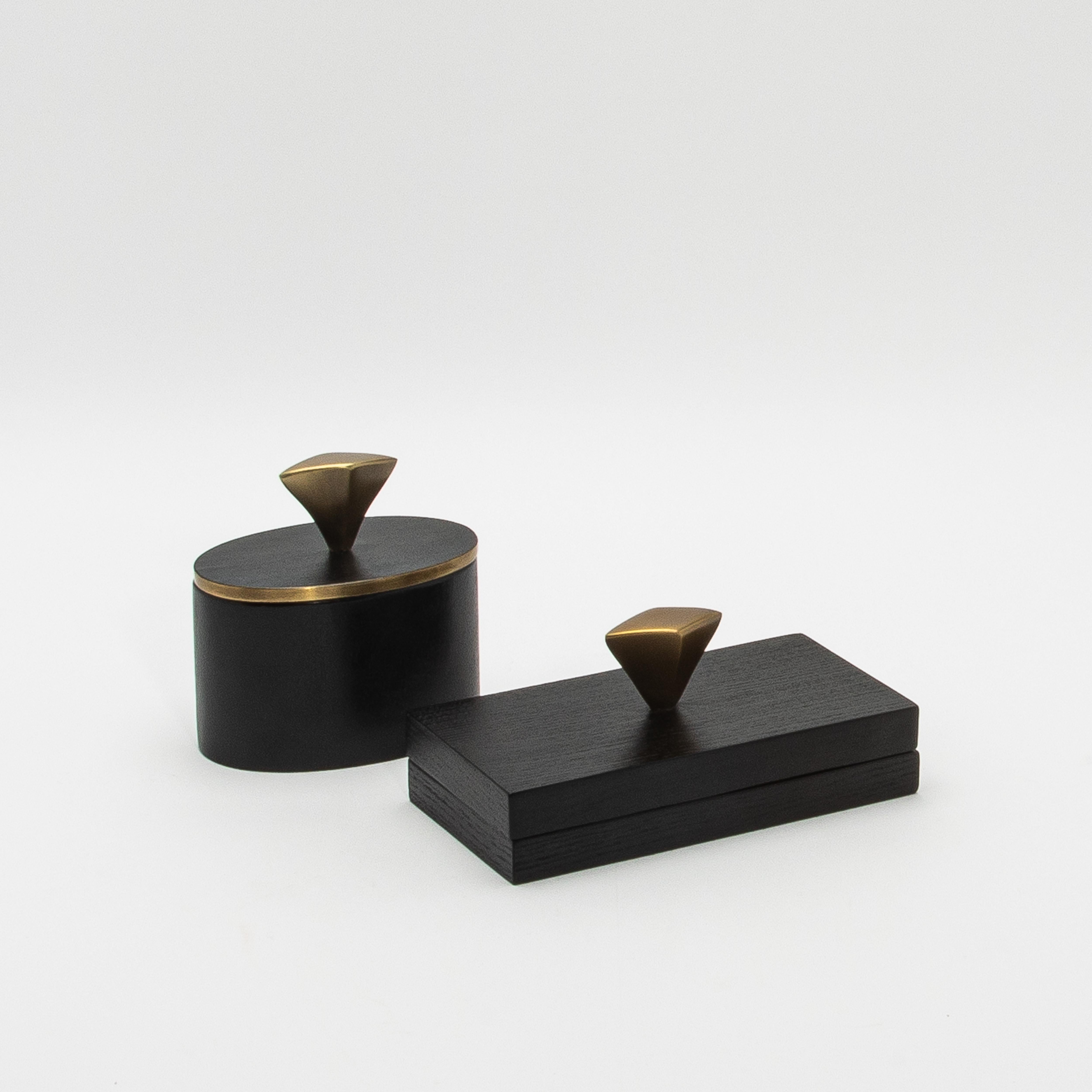 Juego de 2 Cajas de Roble Negro con Detalles de Latón Patinado Bronce by Kifu Paris Siglo XXI y contemporáneo en venta