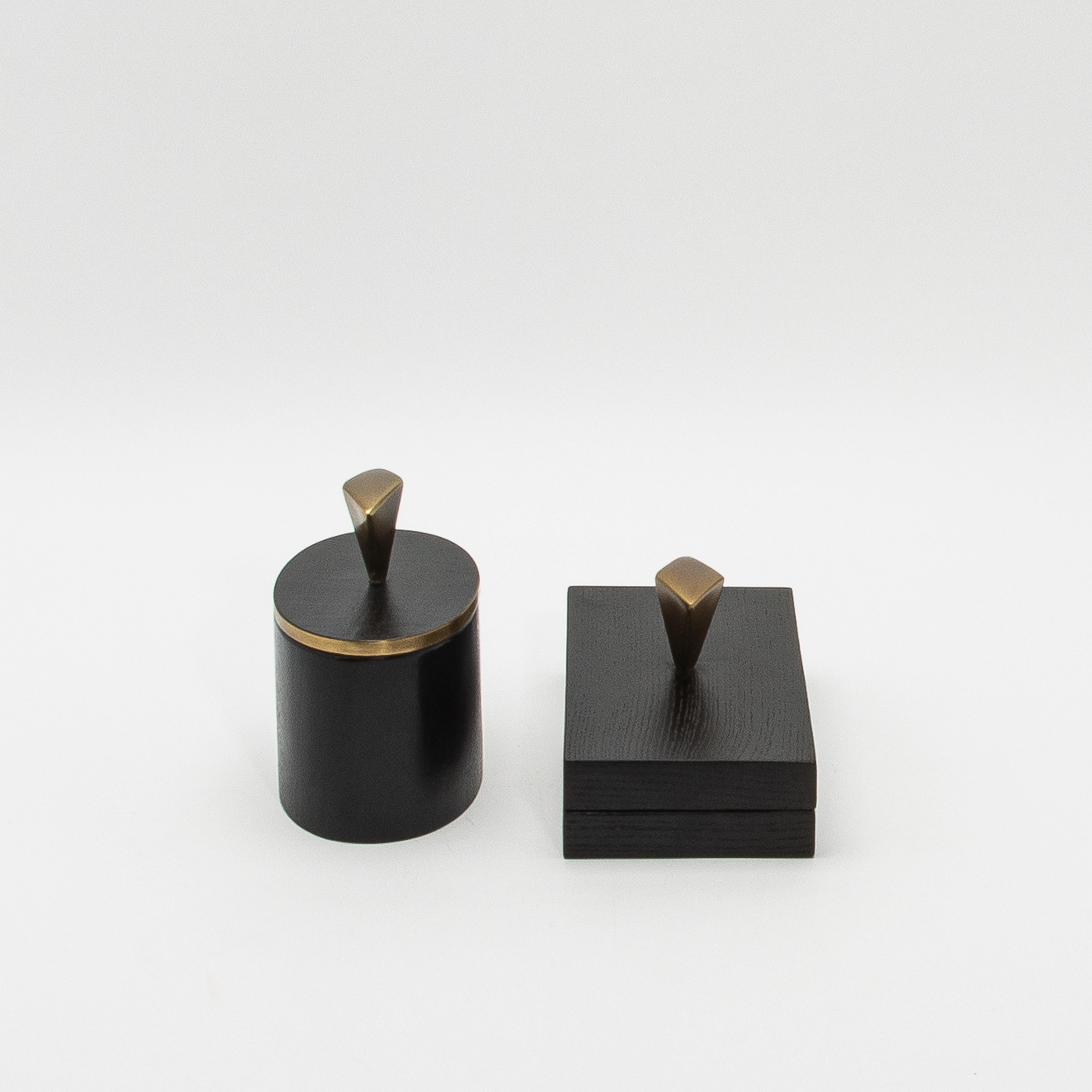 Juego de 2 Cajas de Roble Negro con Detalles de Latón Patinado Bronce by Kifu Paris en venta 1