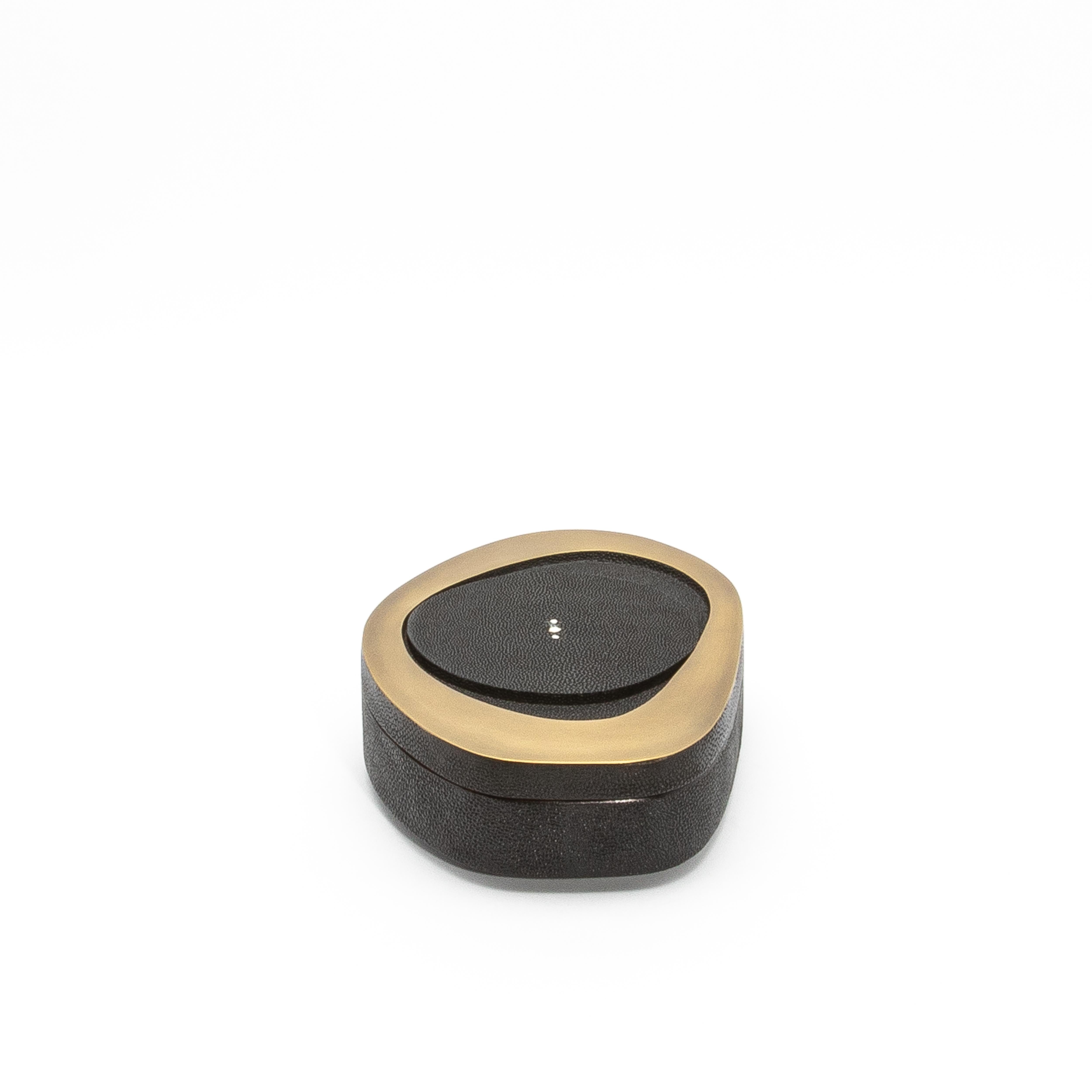 Juego de 2 cajas de piel de zapa negra con latón patinado bronce by R&Y Augousti Filipino en venta
