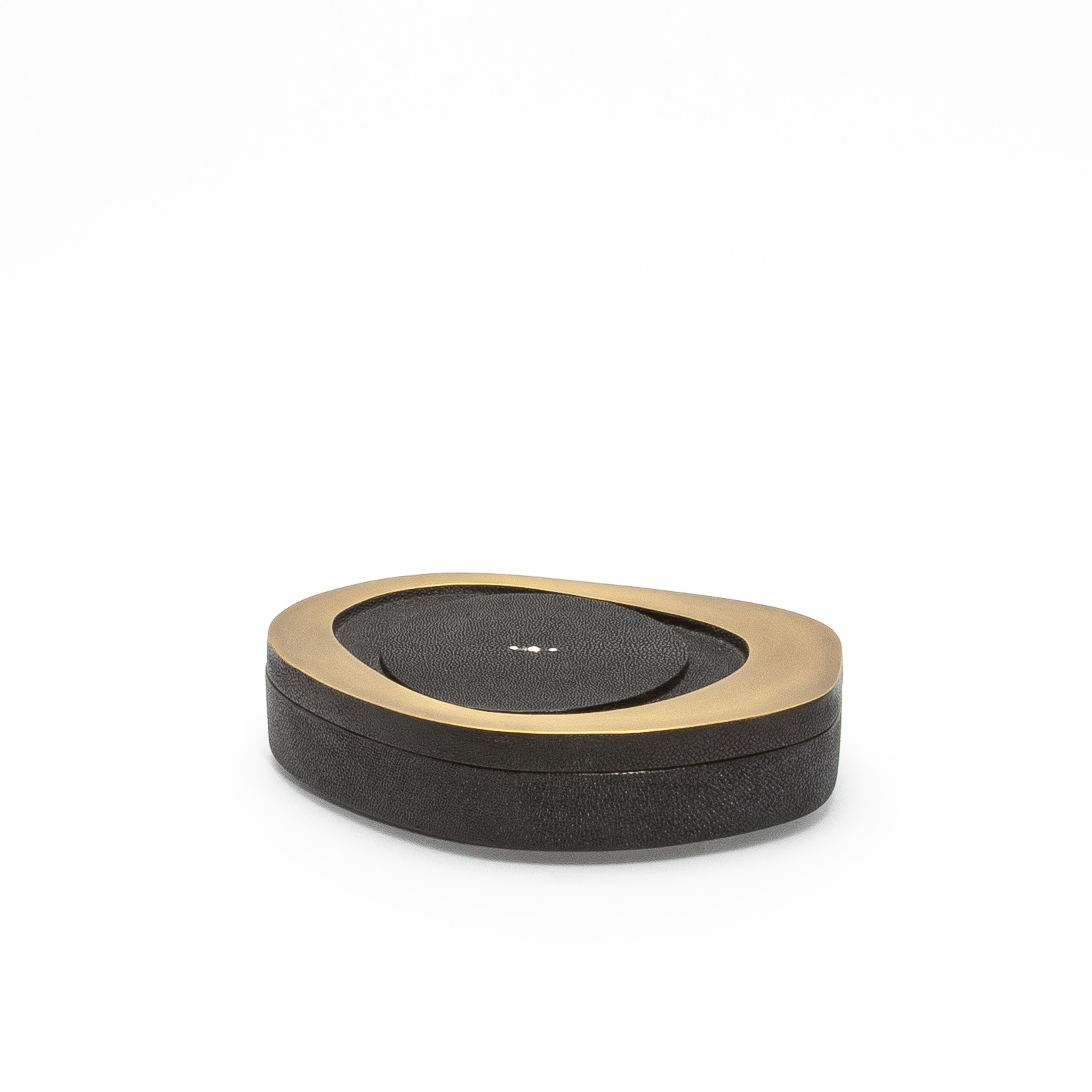 Juego de 2 cajas de piel de zapa negra con latón patinado bronce by R&Y Augousti Hecho a mano en venta