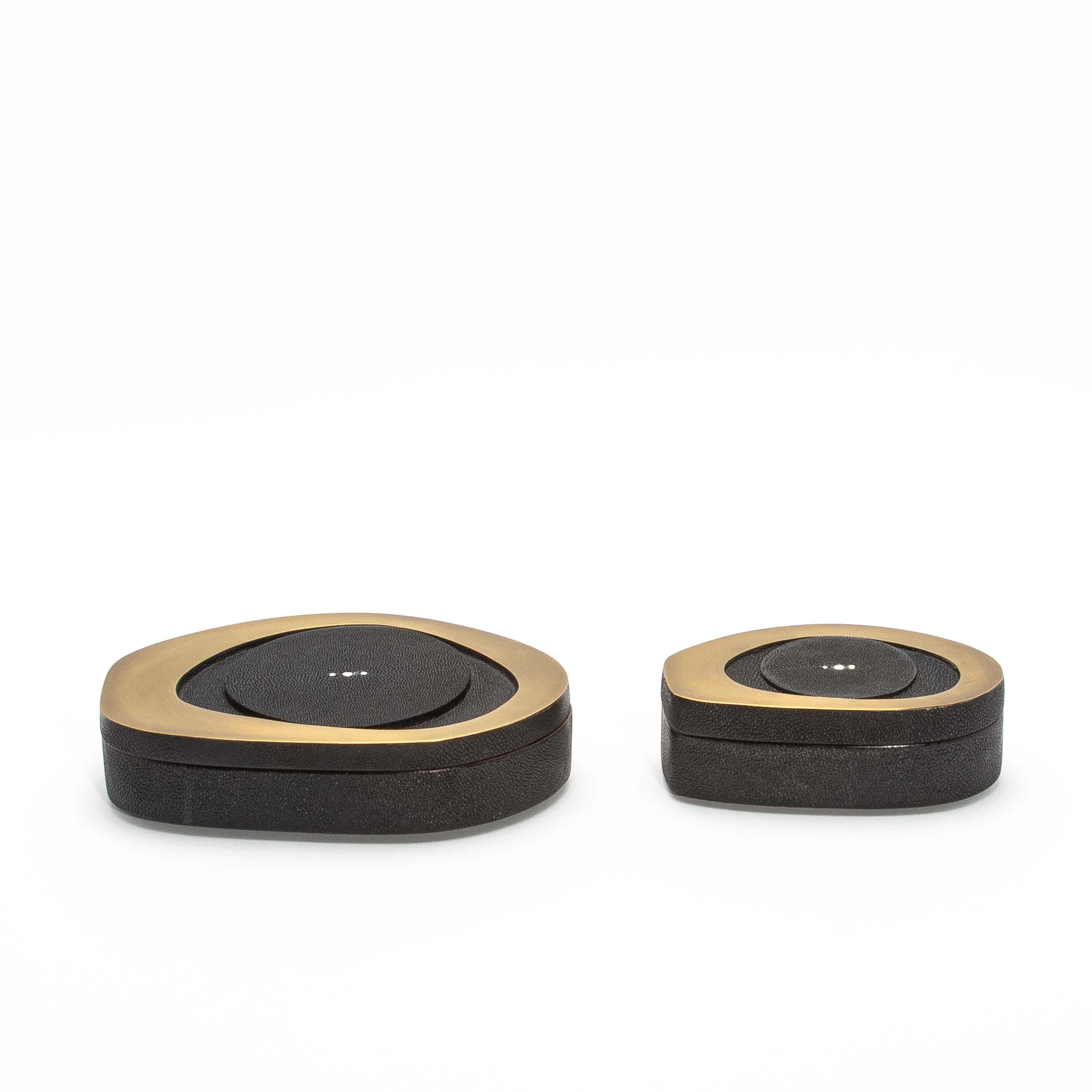 Juego de 2 cajas de piel de zapa negra con latón patinado bronce by R&Y Augousti en Nuevo estado para la venta en West Hollywood, CA