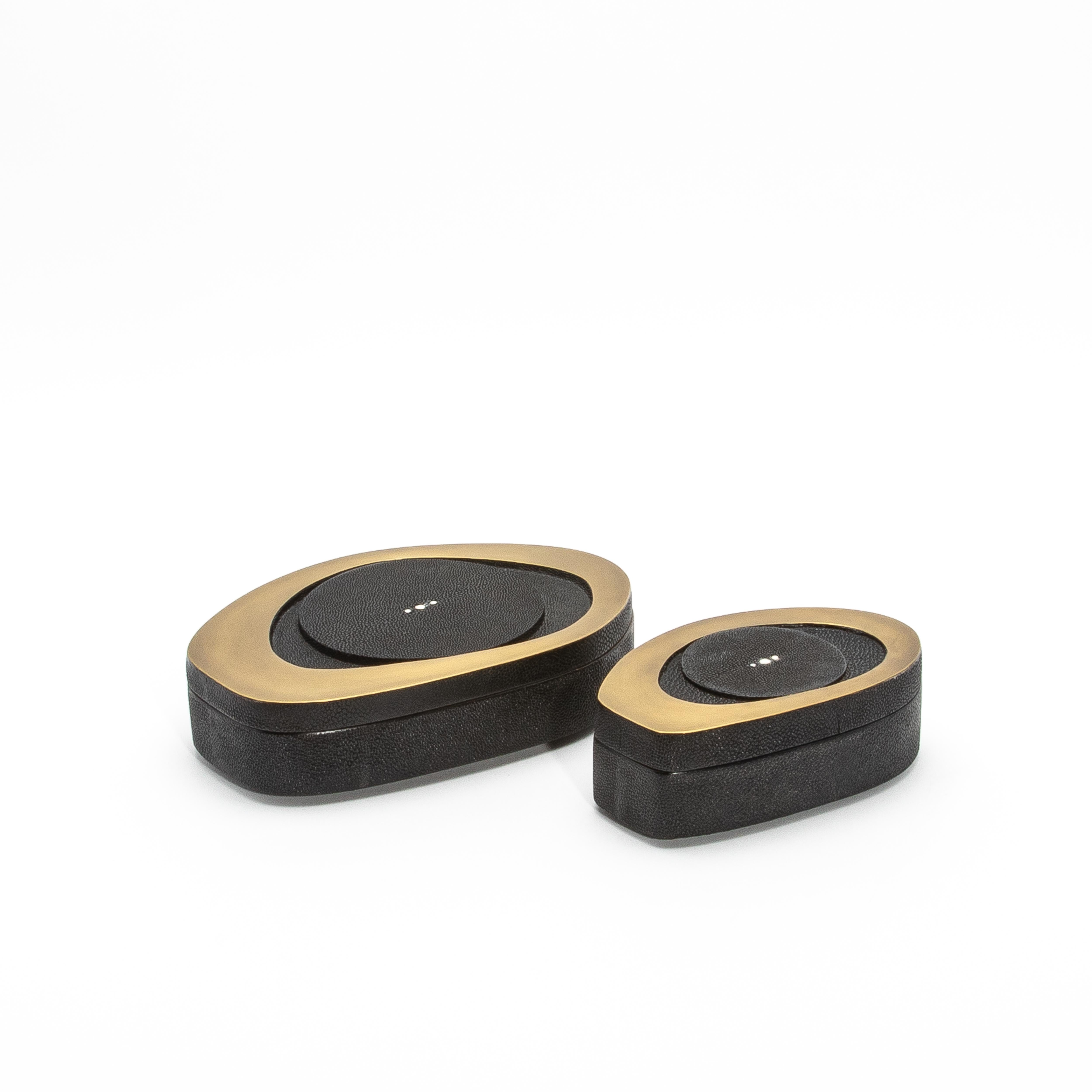 Juego de 2 cajas de piel de zapa negra con latón patinado bronce by R&Y Augousti Siglo XXI y contemporáneo en venta