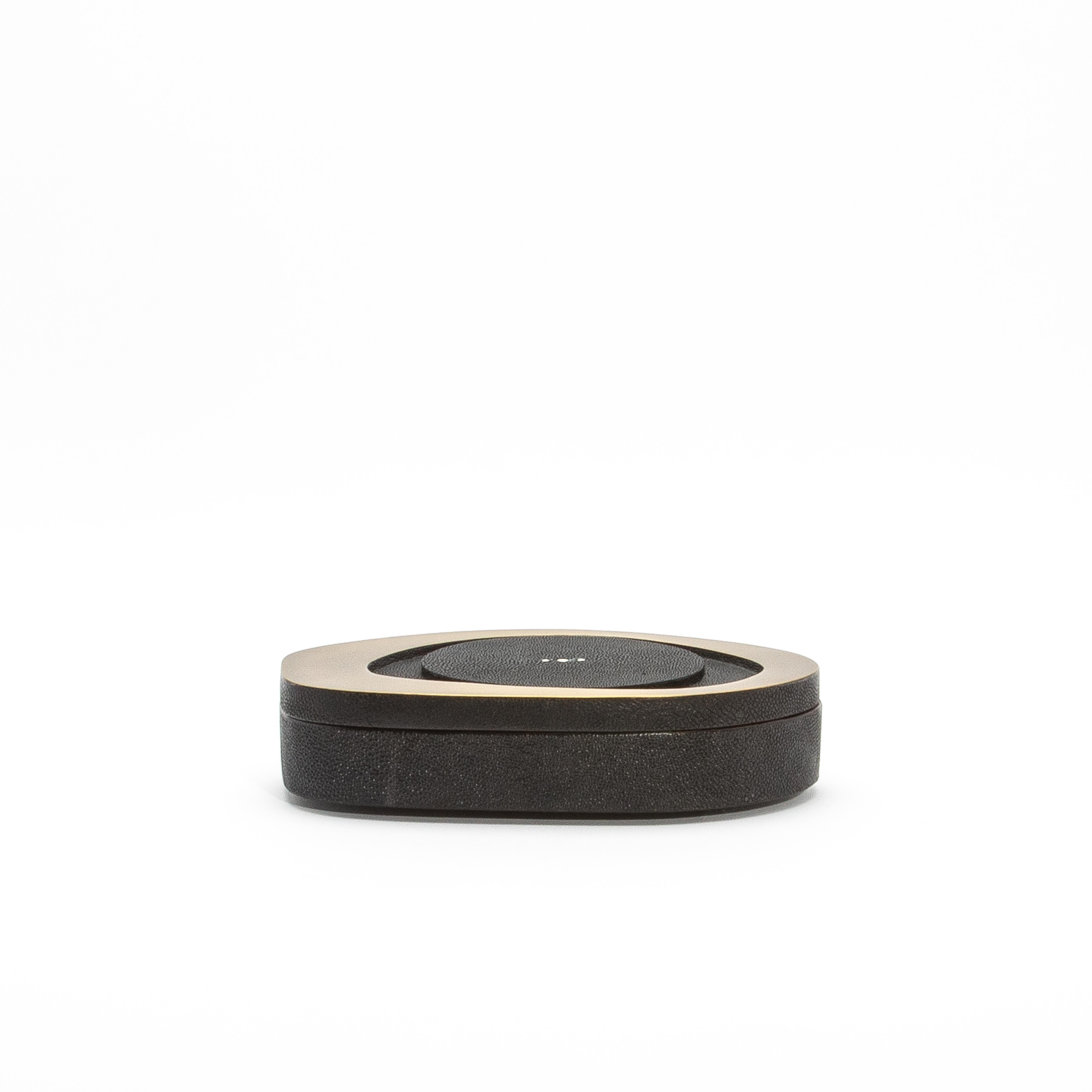 Juego de 2 cajas de piel de zapa negra con latón patinado bronce by R&Y Augousti Latón en venta