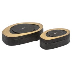 Juego de 2 cajas de piel de zapa negra con latón patinado bronce by R&Y Augousti
