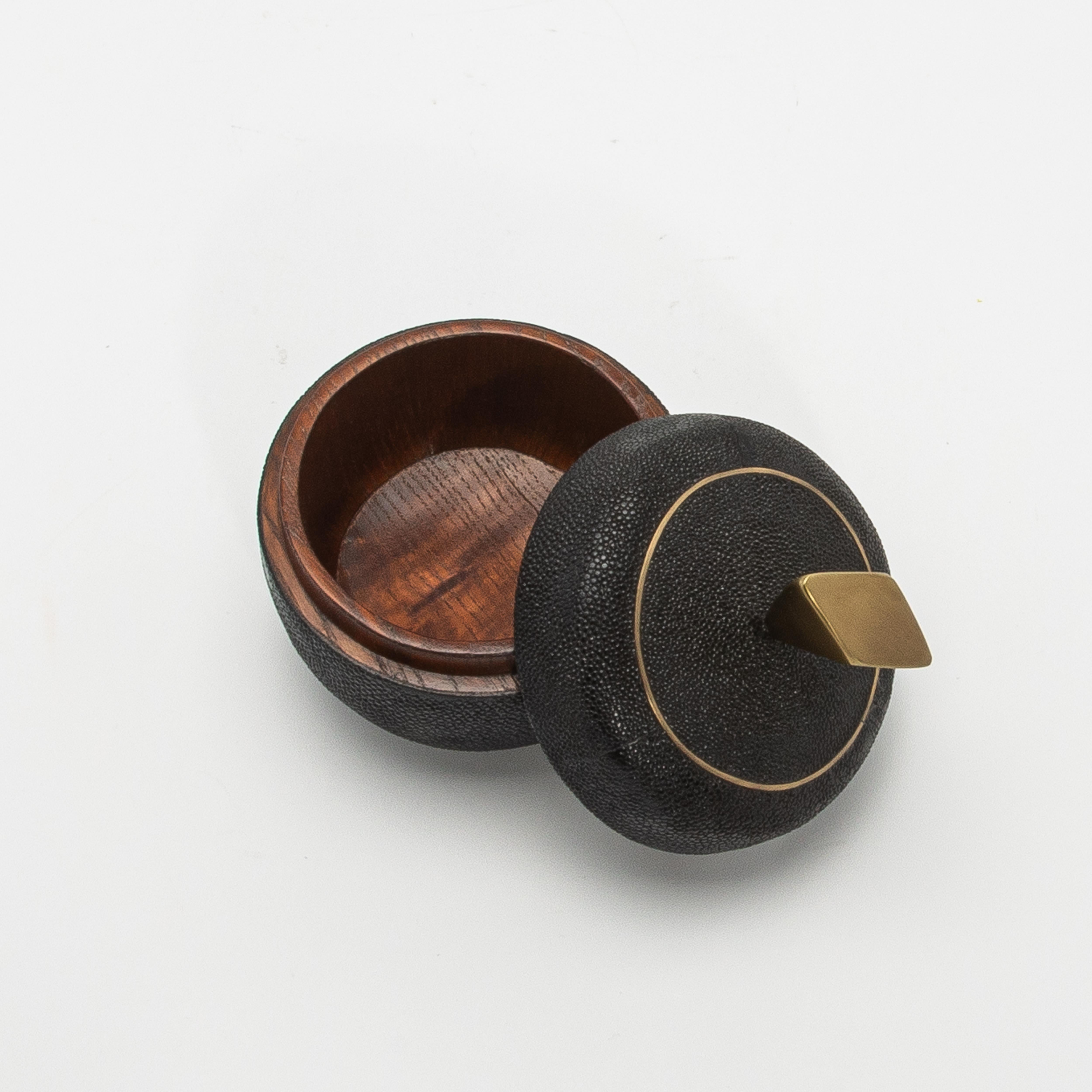 Juego de 2 cajas de piel de zapa negra con detalles de latón patinado bronce by Kifu Paris en venta 2