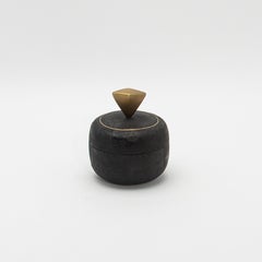 Ensemble de 2 boîtes en galuchat noir avec détails en laiton patiné bronze par Kifu Paris