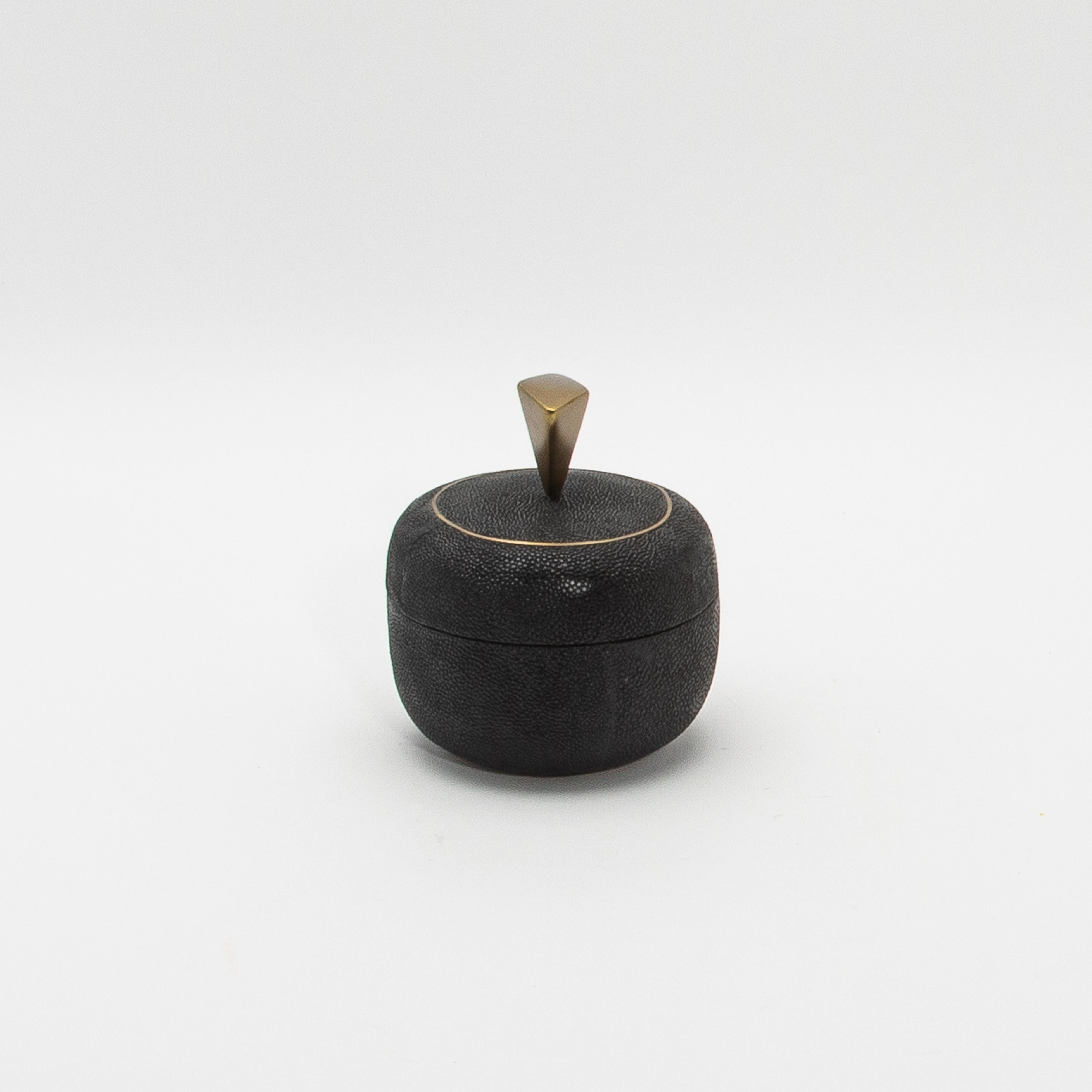 Juego de 2 cajas de piel de zapa negra con detalles de latón patinado bronce by Kifu Paris Art Decó en venta
