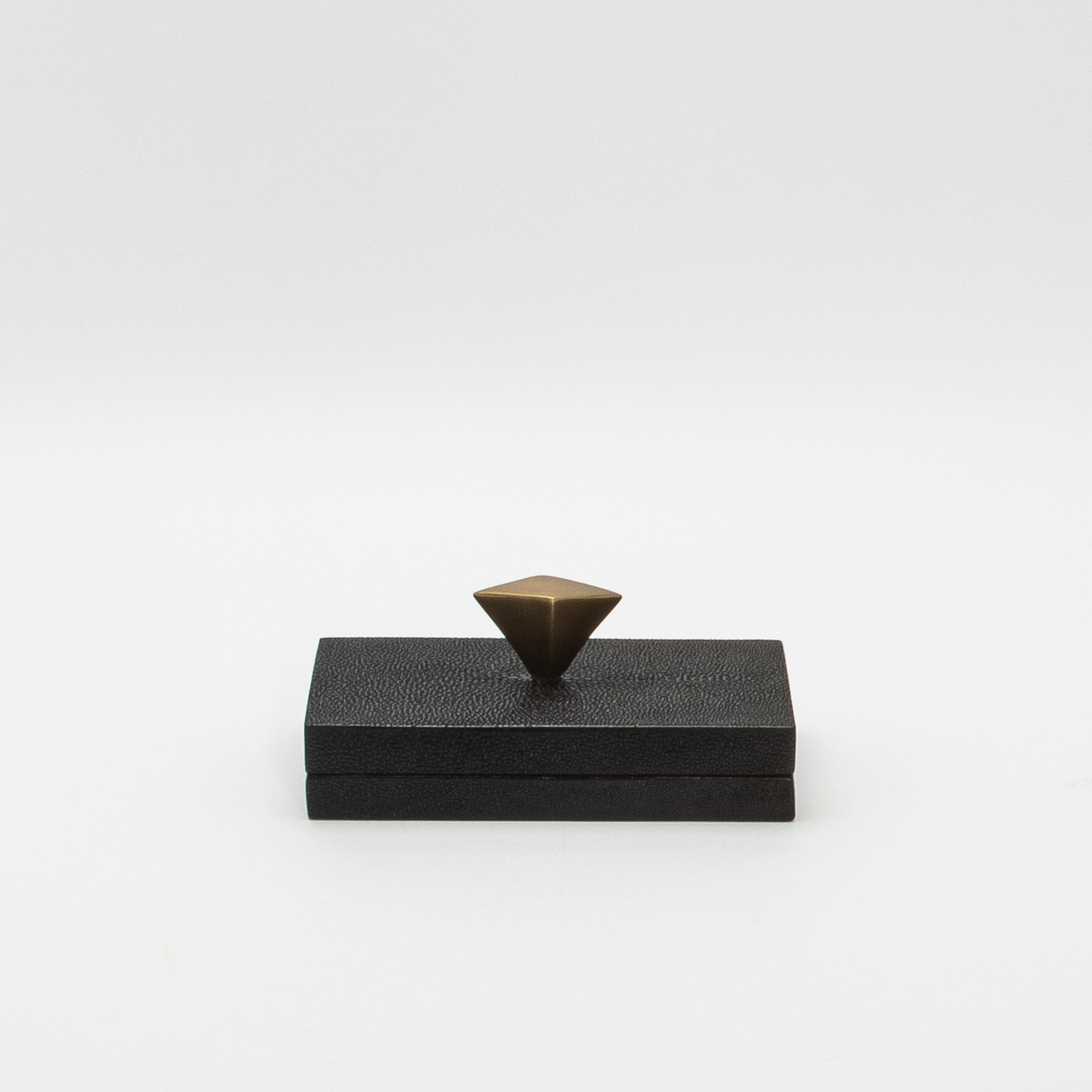 Juego de 2 cajas de piel de zapa negra con detalles de latón patinado bronce by Kifu Paris Art Decó en venta