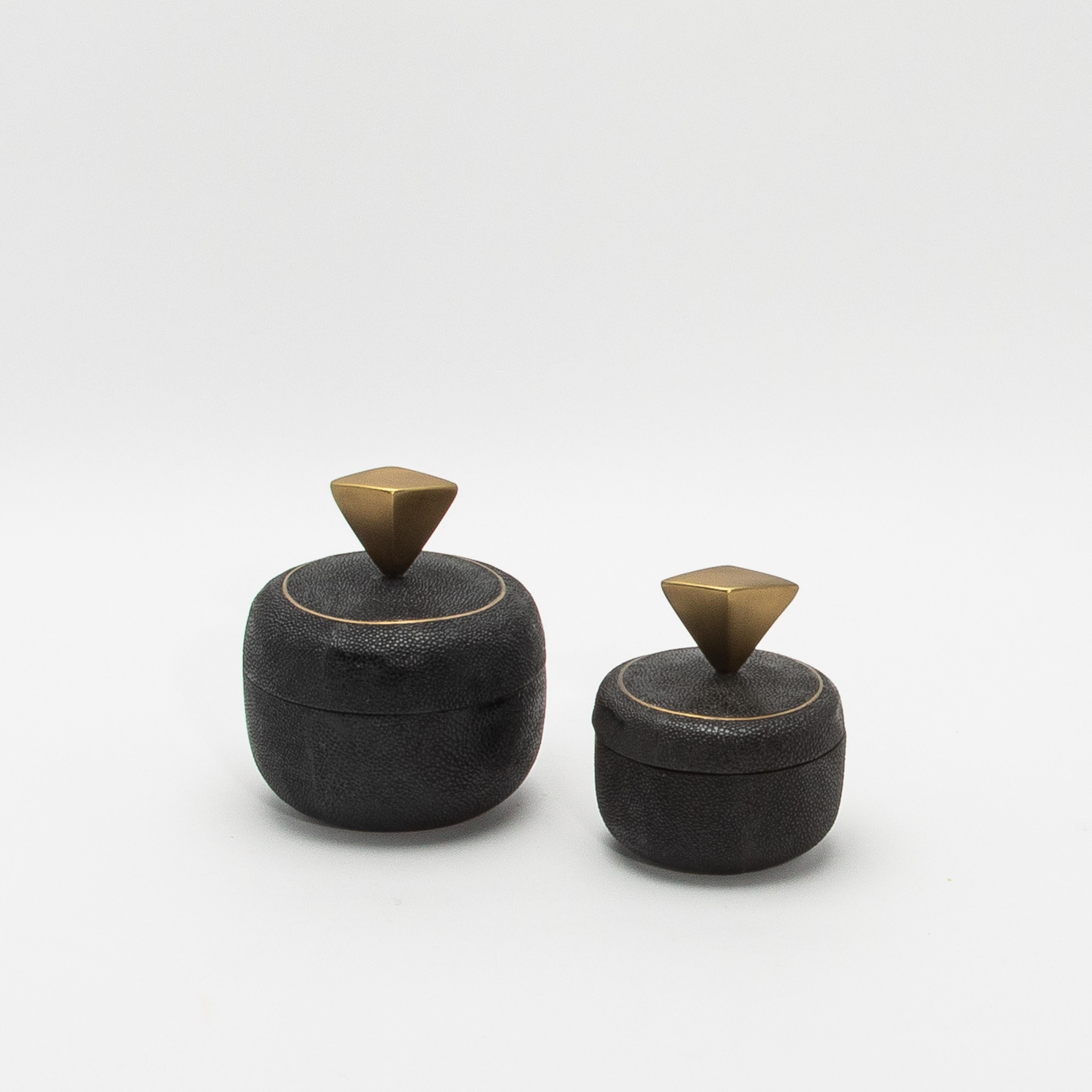 Juego de 2 cajas de piel de zapa negra con detalles de latón patinado bronce by Kifu Paris Filipino en venta