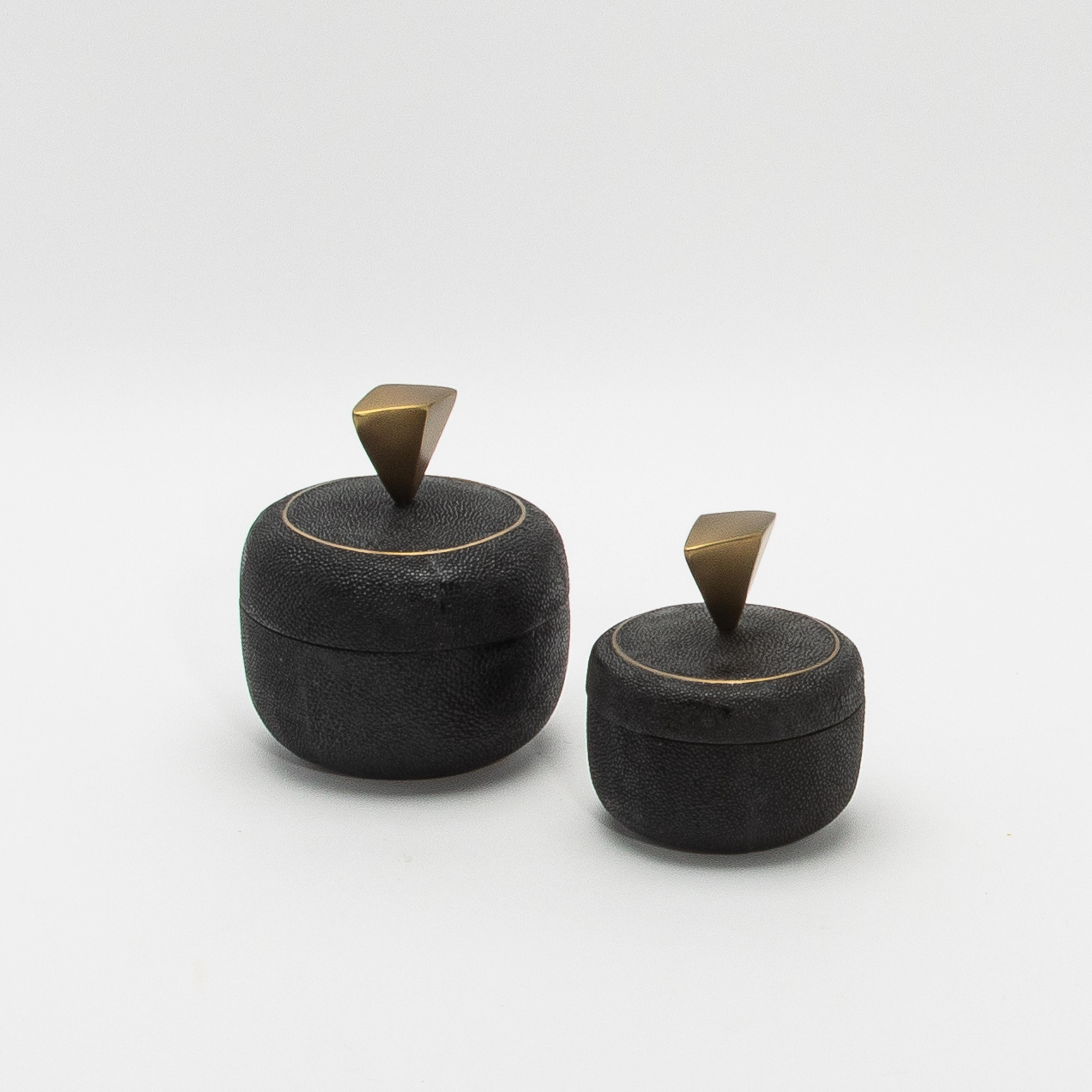 Juego de 2 cajas de piel de zapa negra con detalles de latón patinado bronce by Kifu Paris Hecho a mano en venta