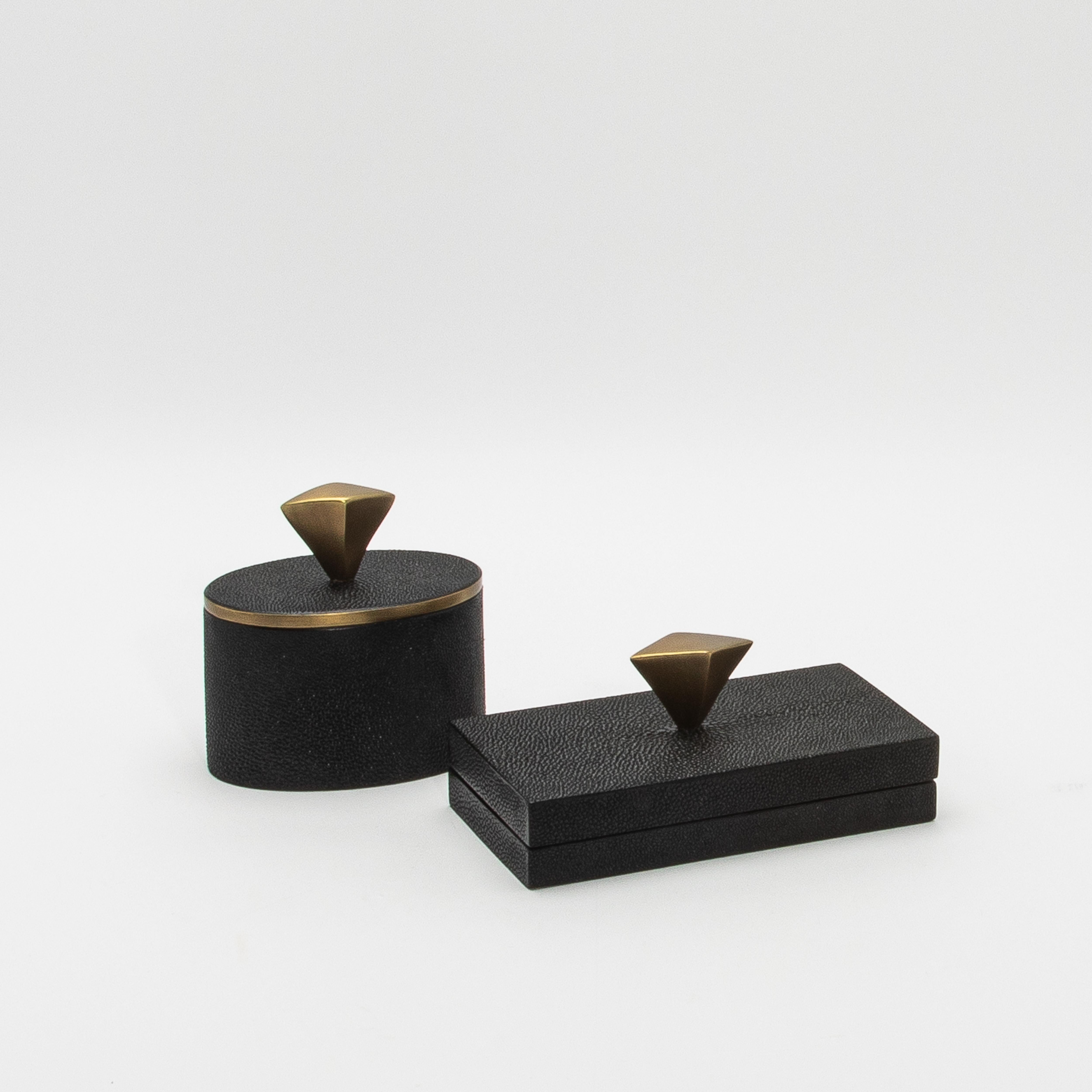 Juego de 2 cajas de piel de zapa negra con detalles de latón patinado bronce by Kifu Paris Hecho a mano en venta