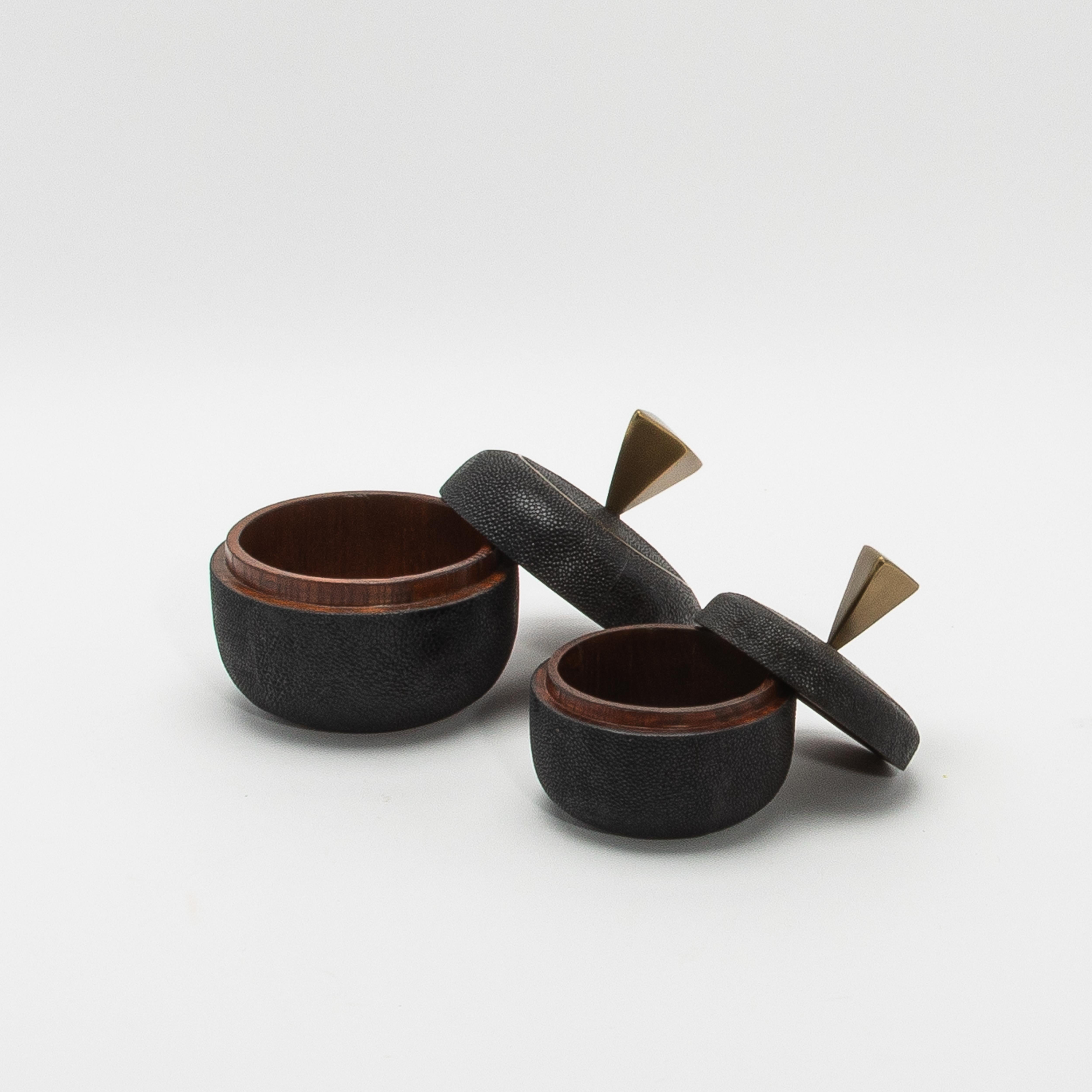 Juego de 2 cajas de piel de zapa negra con detalles de latón patinado bronce by Kifu Paris en Nuevo estado para la venta en West Hollywood, CA