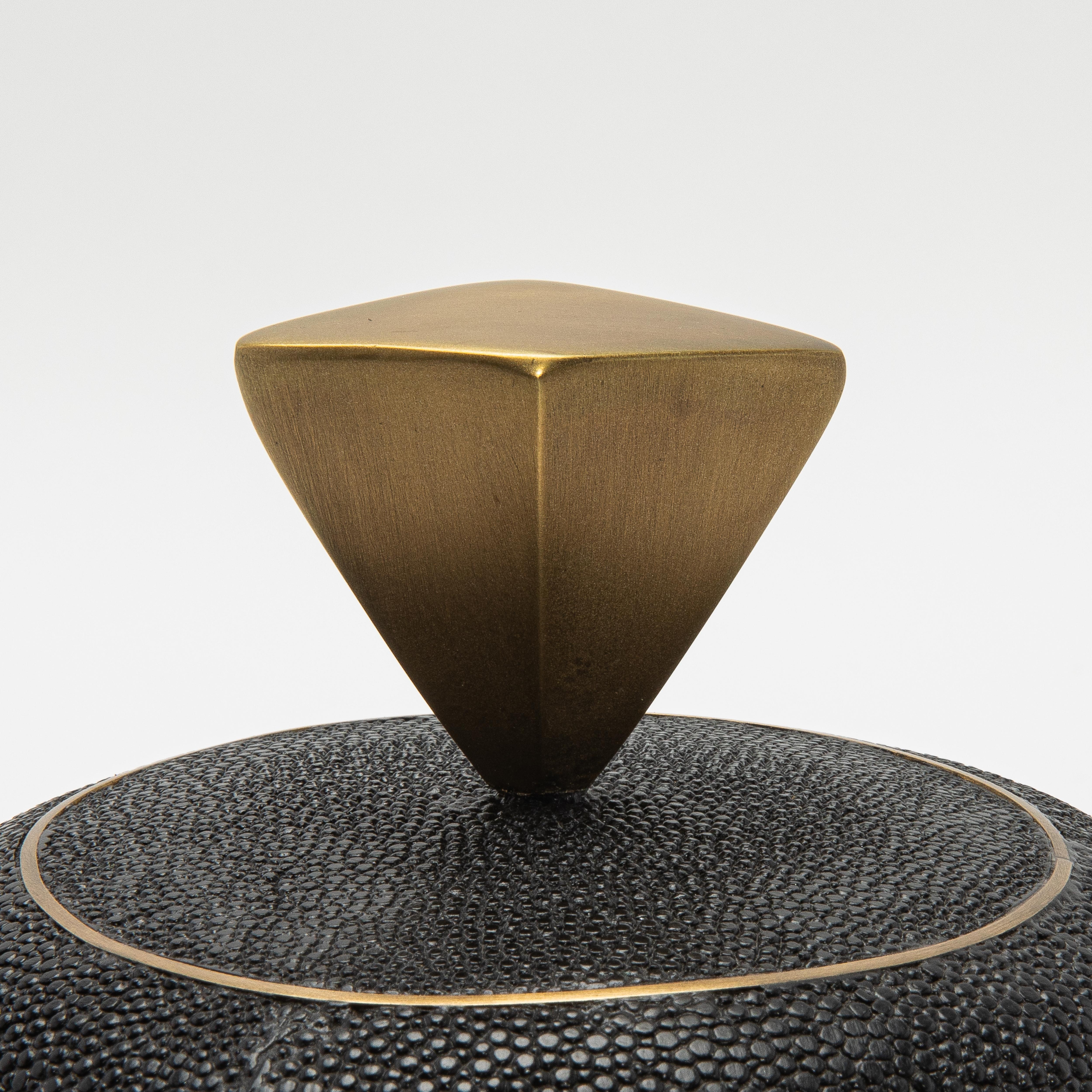 Juego de 2 cajas de piel de zapa negra con detalles de latón patinado bronce by Kifu Paris Siglo XXI y contemporáneo en venta