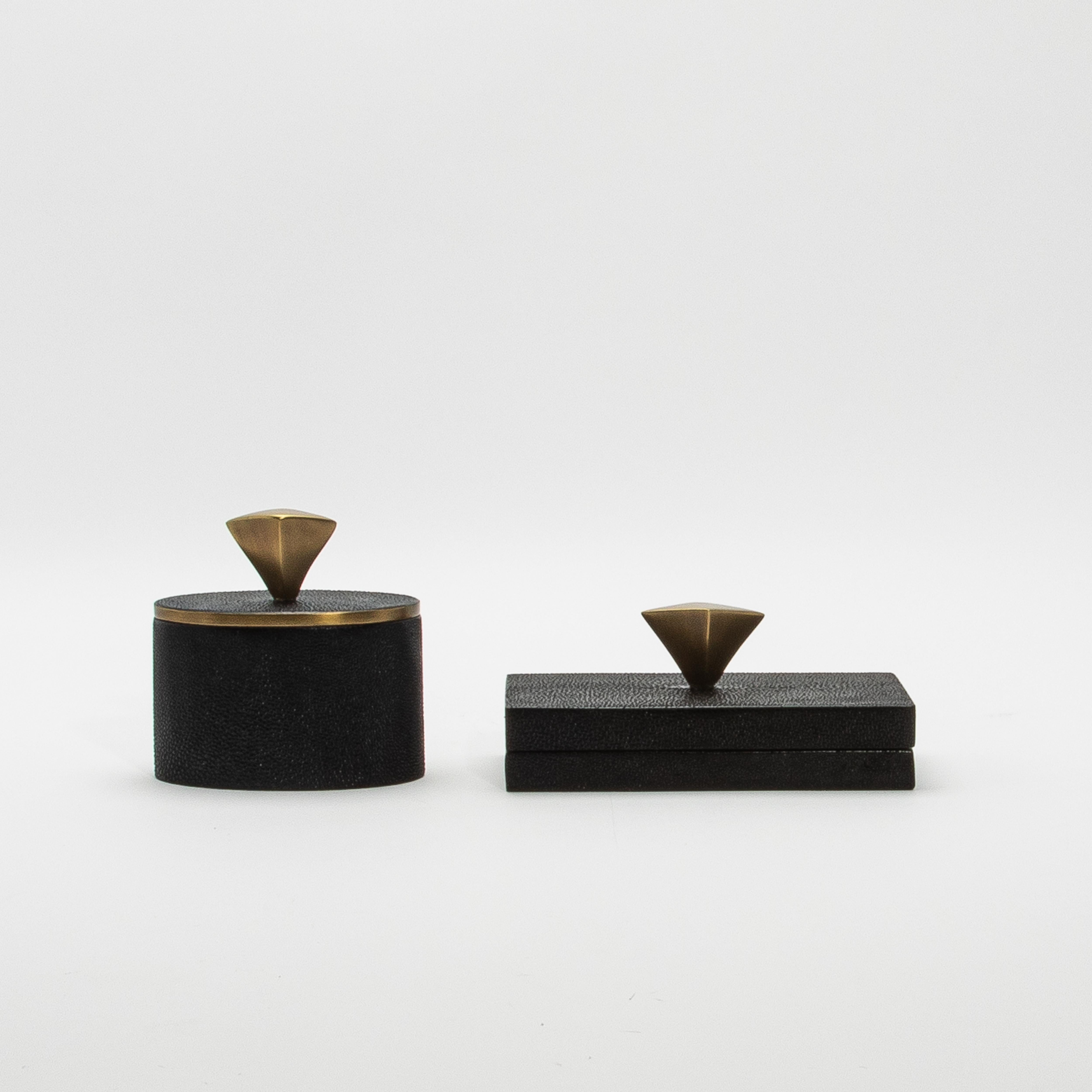 Juego de 2 cajas de piel de zapa negra con detalles de latón patinado bronce by Kifu Paris Siglo XXI y contemporáneo en venta