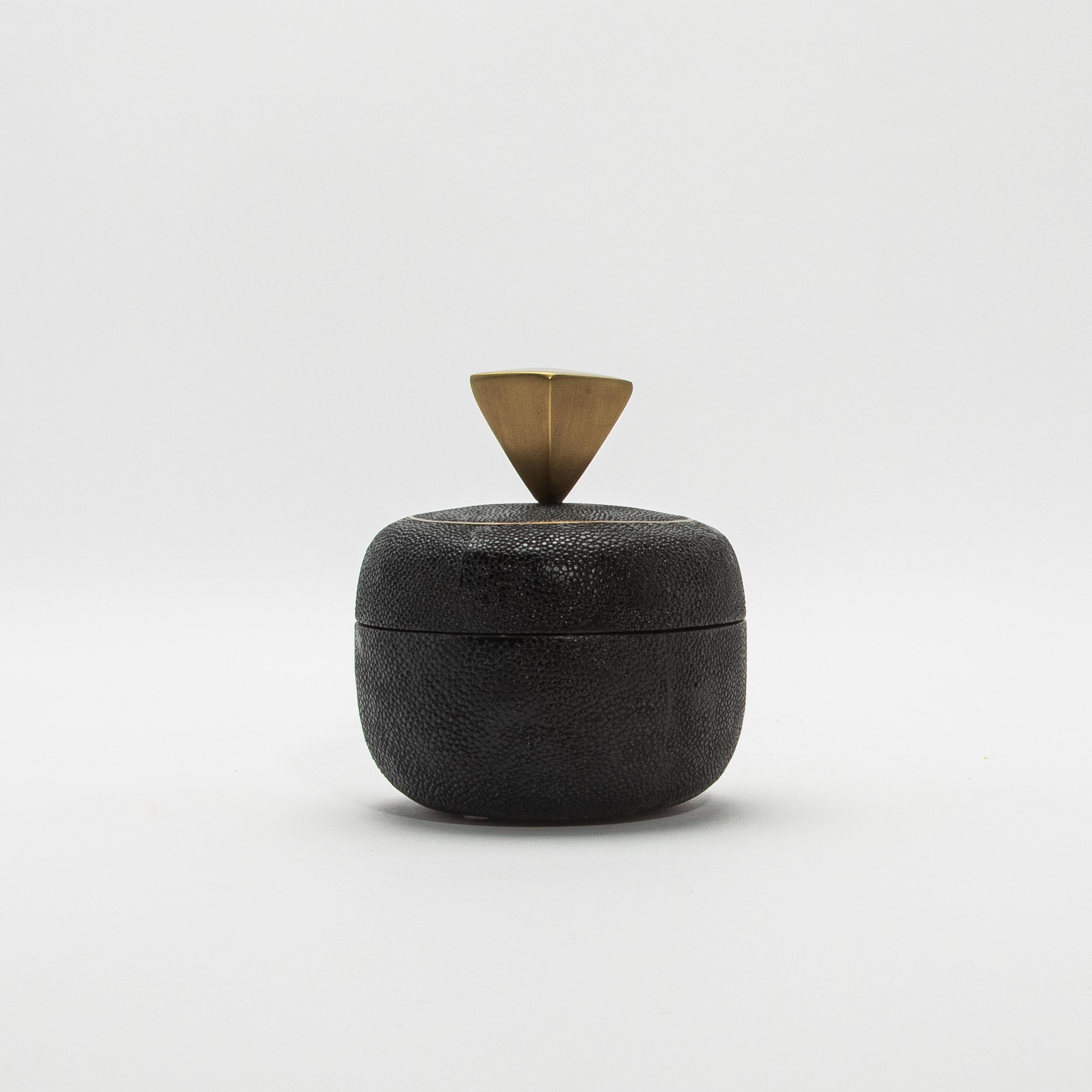 Juego de 2 cajas de piel de zapa negra con detalles de latón patinado bronce by Kifu Paris Latón en venta