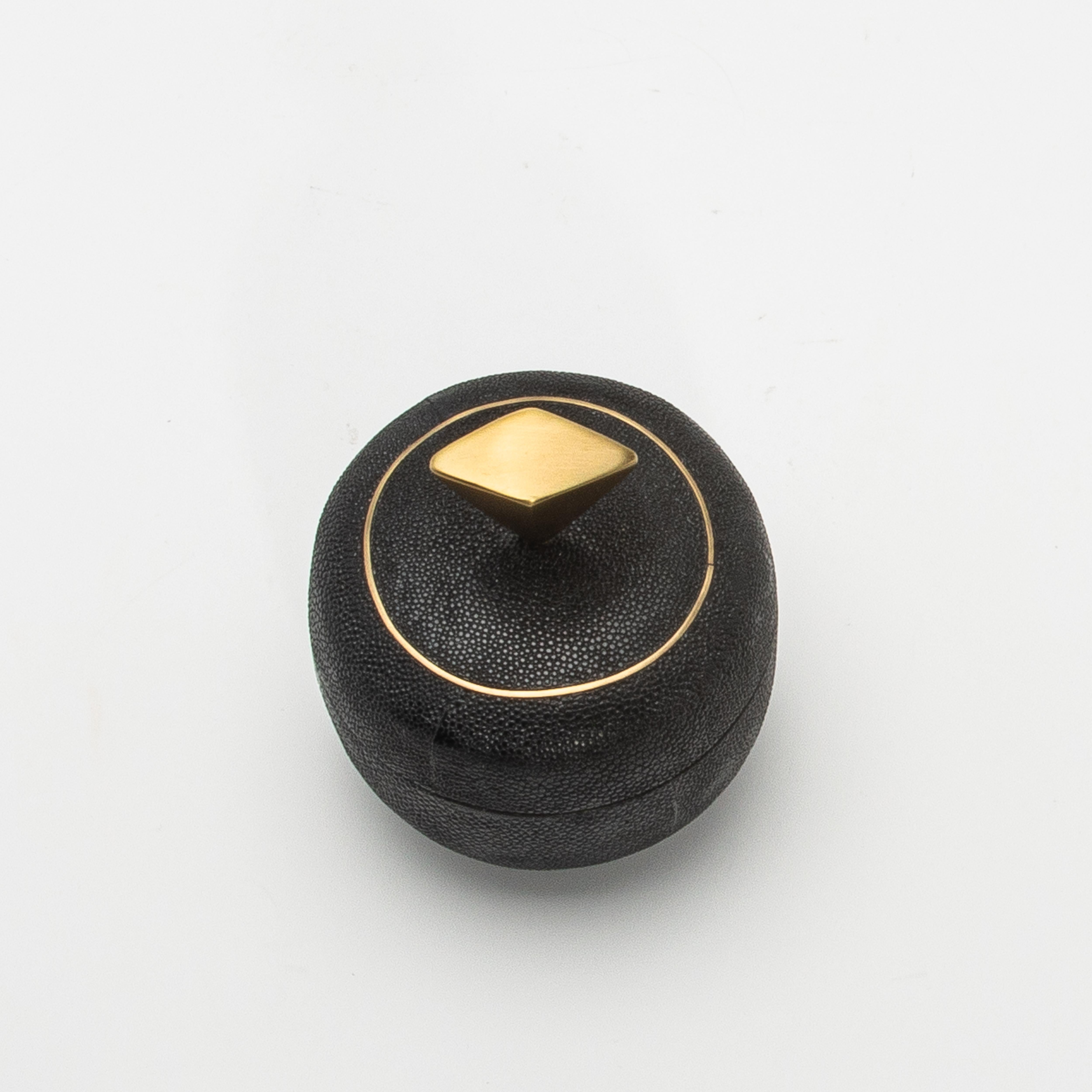 Juego de 2 cajas de piel de zapa negra con detalles de latón patinado bronce by Kifu Paris en venta 1