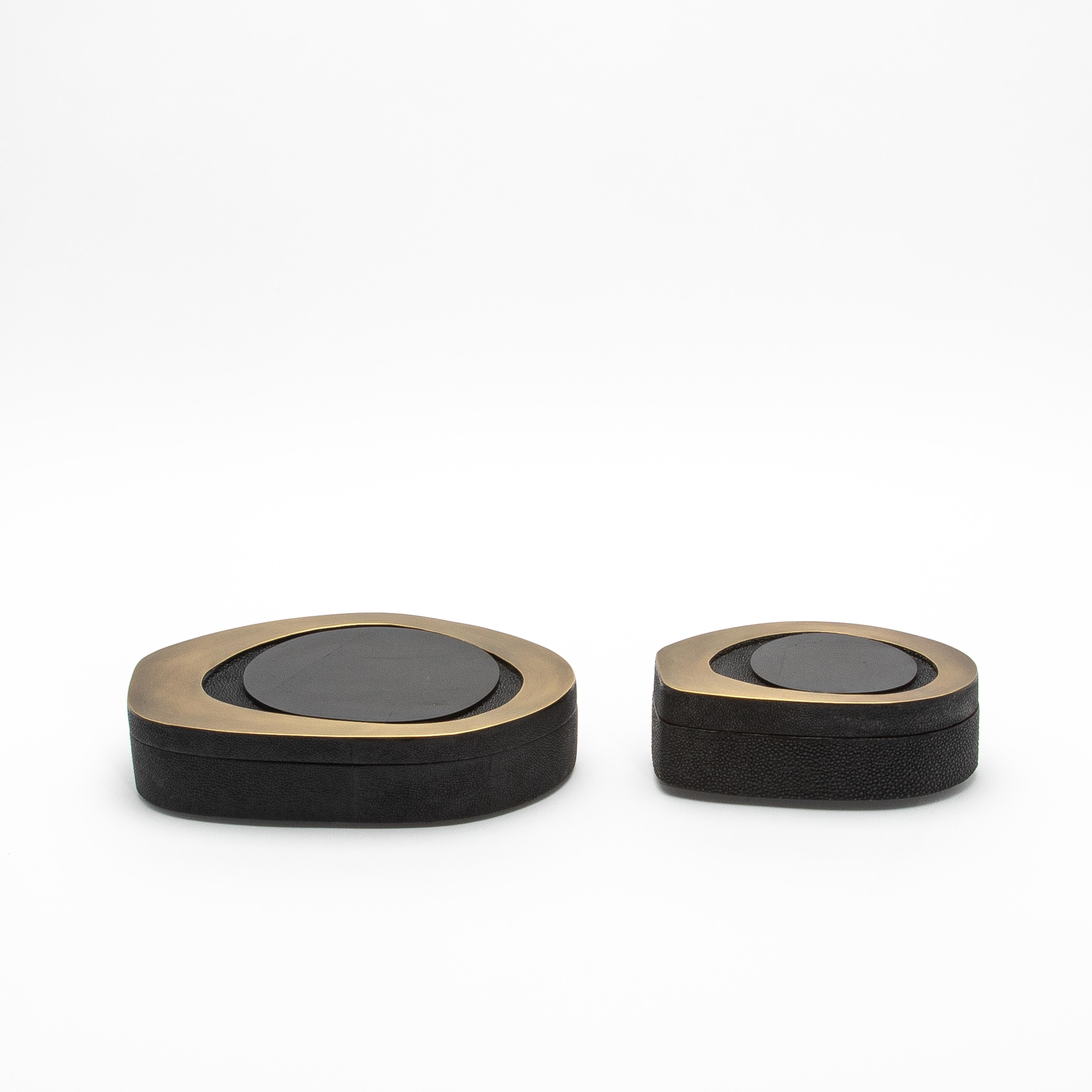Juego de 2 cajas de piel de zapa negra con detalles de concha de bolígrafo y latón by R&Y Augoust en Nuevo estado para la venta en West Hollywood, CA