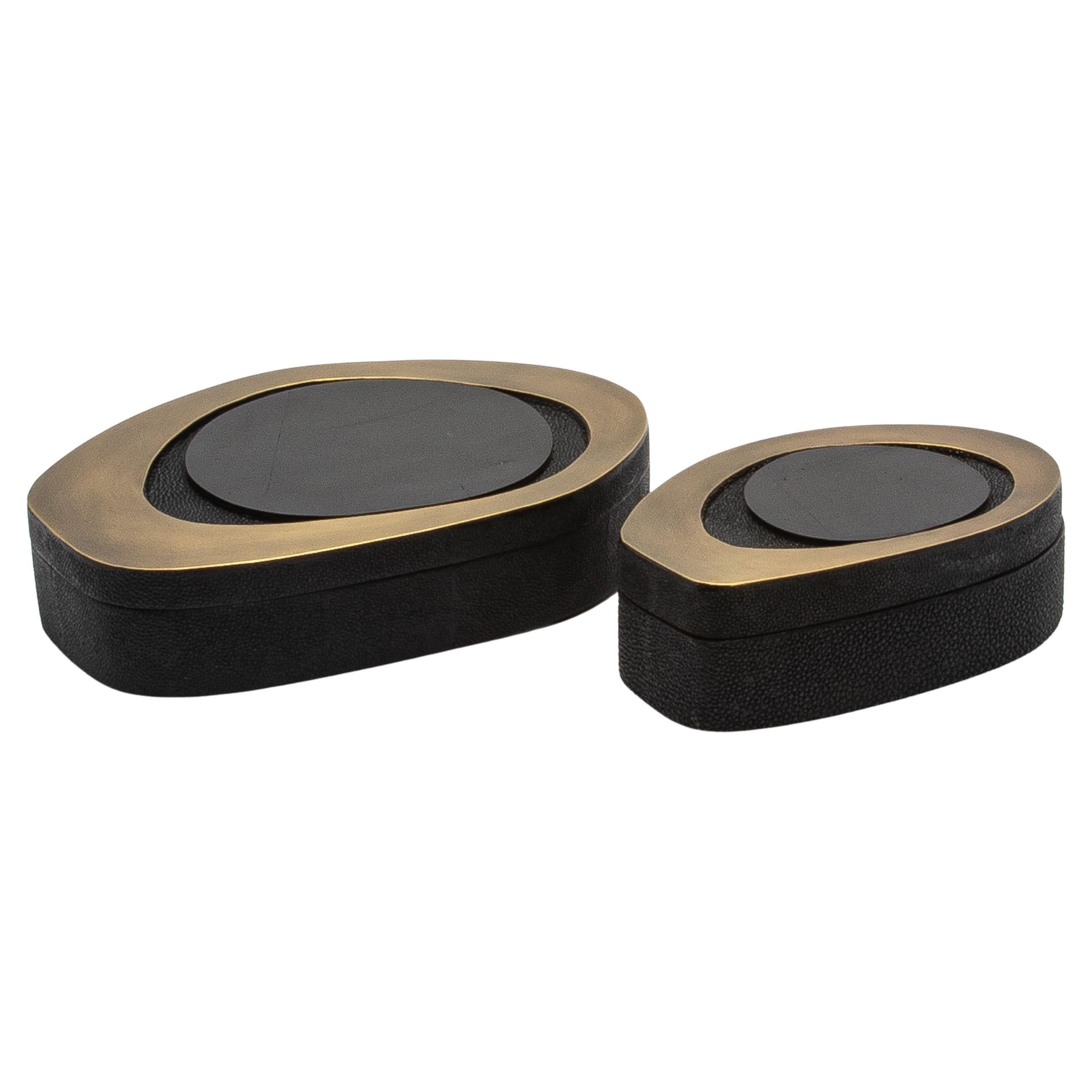 Juego de 2 cajas de piel de zapa negra con detalles de concha de bolígrafo y latón by R&Y Augoust en venta