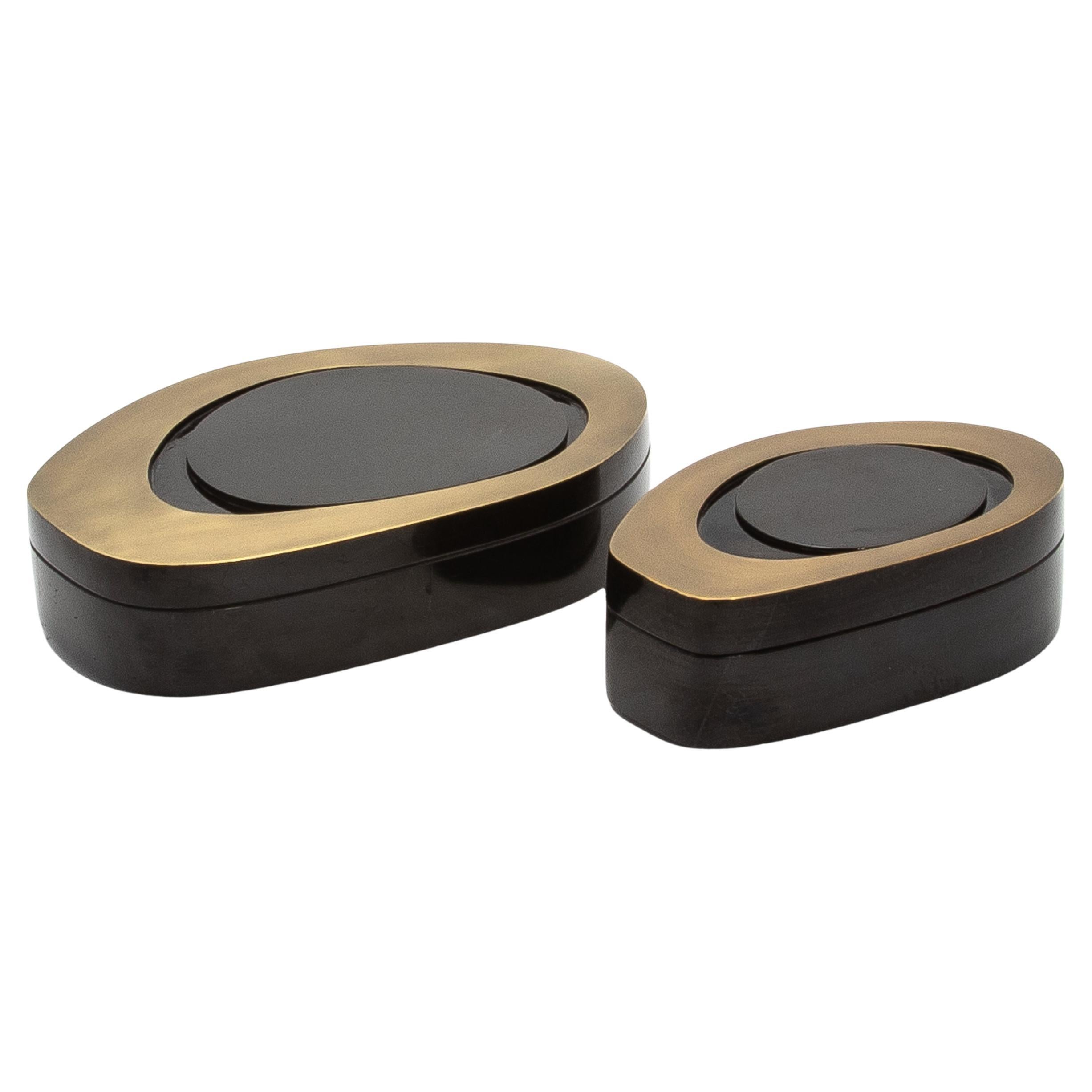 Juego de 2 cajas de concha negra con pátina de bronce by R&Y Augousti