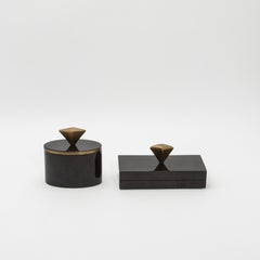 Set de 2 boîtes en coquille noire avec détails en laiton patiné bronze par Kifu Paris