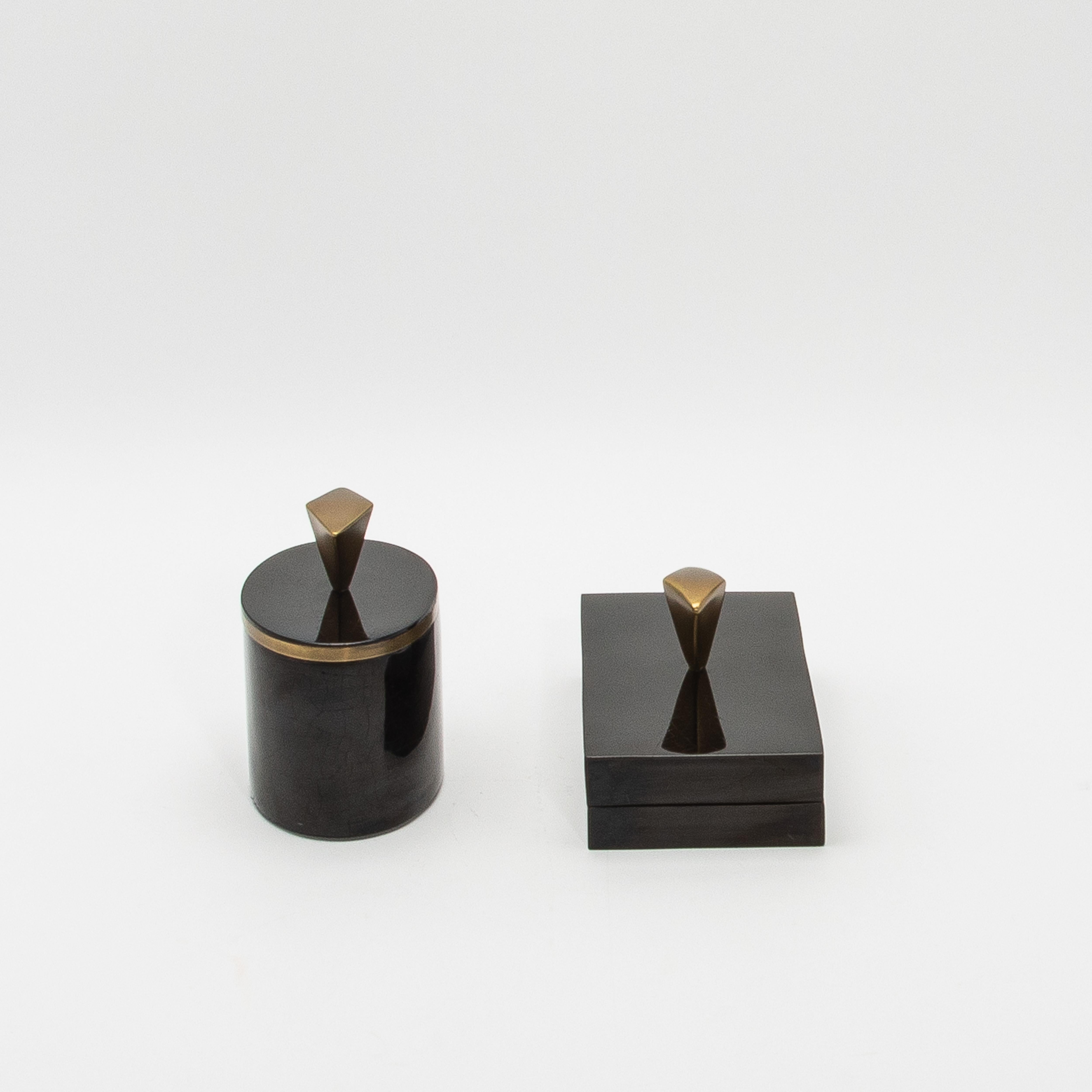 Hand-Crafted Set of 2 Boxes in Black Shell with Bronze Patina Brass Details by Kifu Paris For Sale
