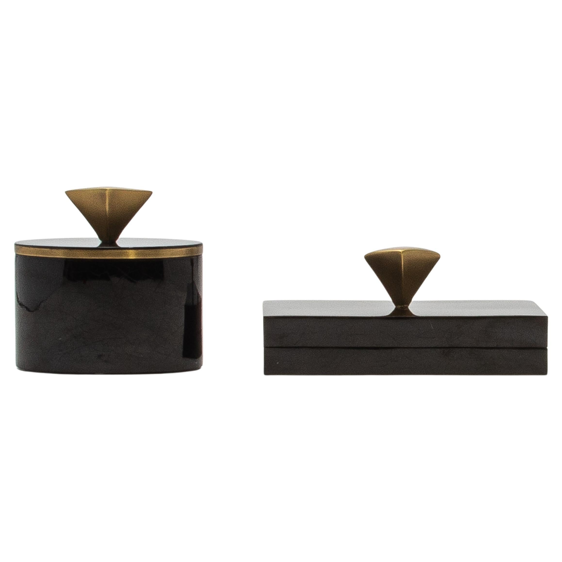 Juego de 2 cajas de concha negra con detalles de latón patinado bronce by Kifu Paris