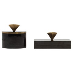 Juego de 2 cajas de concha negra con detalles de latón patinado bronce by Kifu Paris