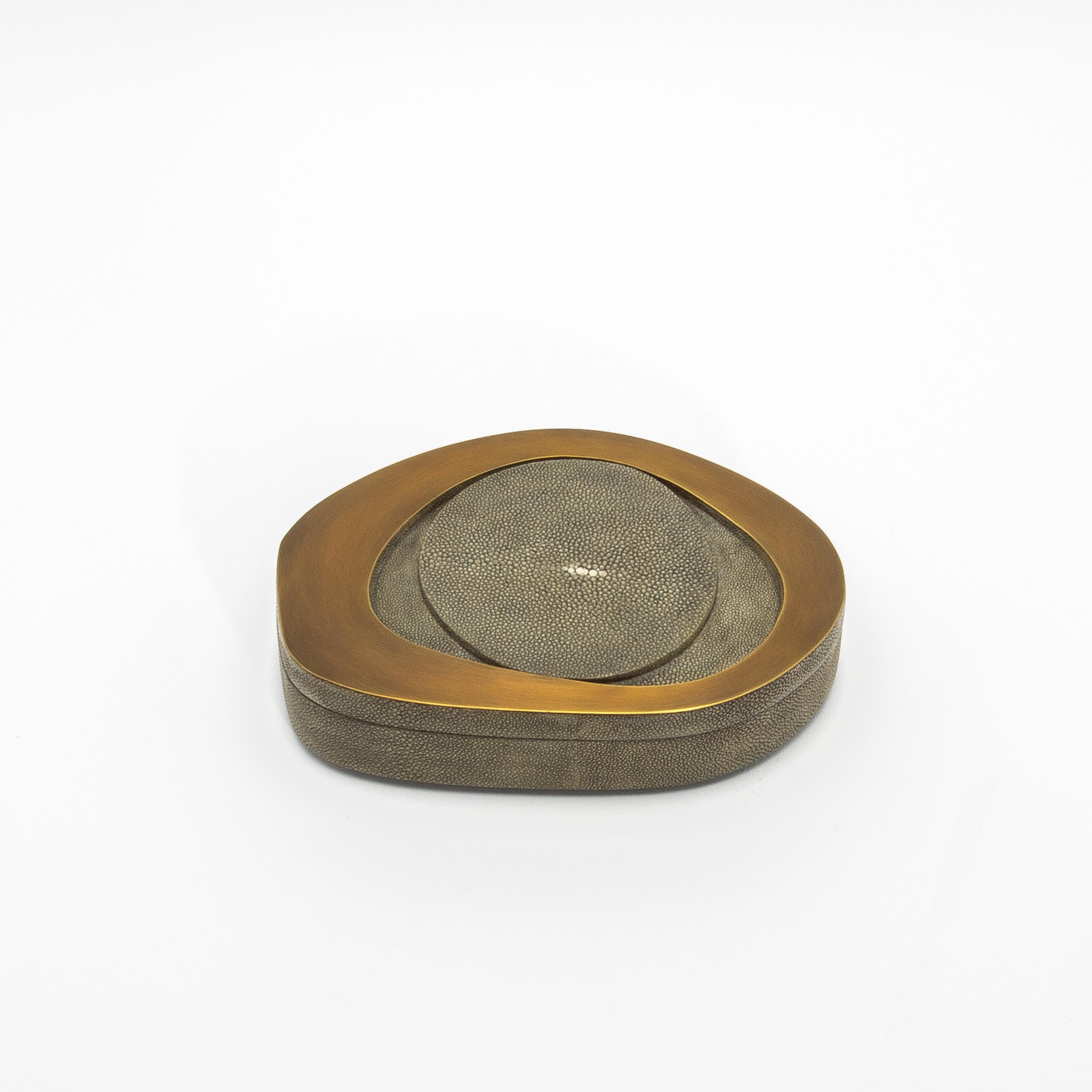 Juego de 2 cajas de piel de zapa gris con latón patinado bronce by R&Y Augousti en venta 4