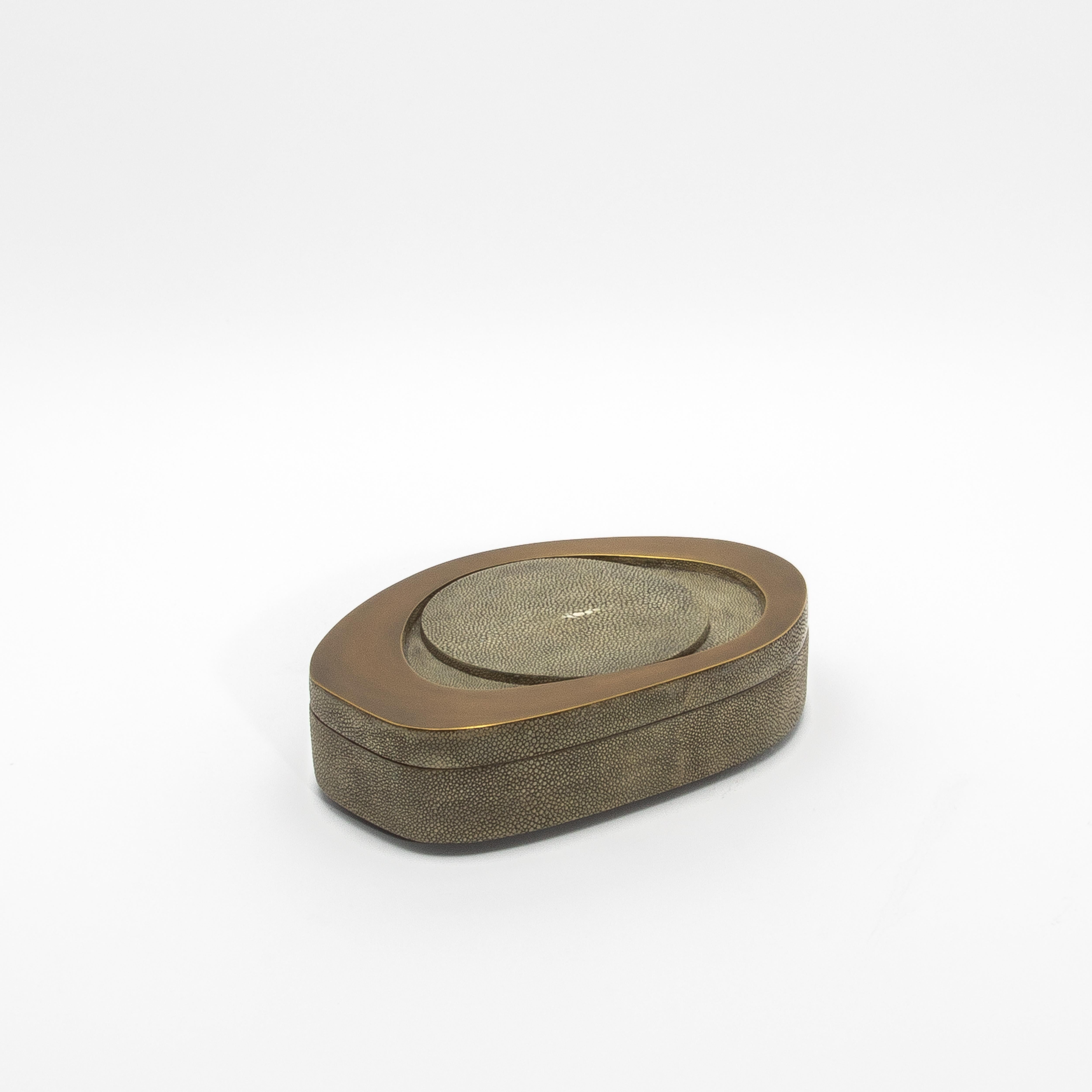 Juego de 2 cajas de piel de zapa gris con latón patinado bronce by R&Y Augousti Art Decó en venta