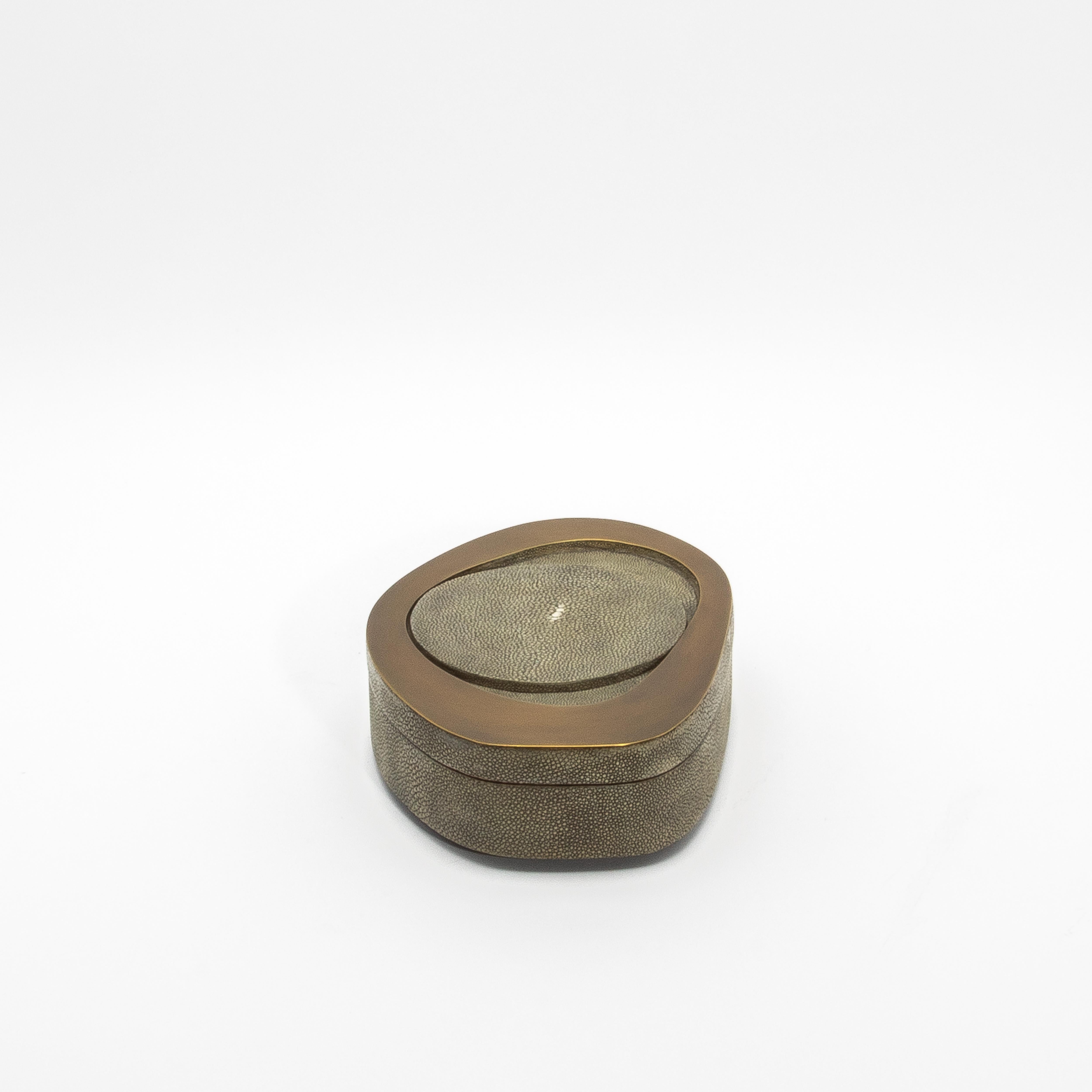 Juego de 2 cajas de piel de zapa gris con latón patinado bronce by R&Y Augousti Filipino en venta