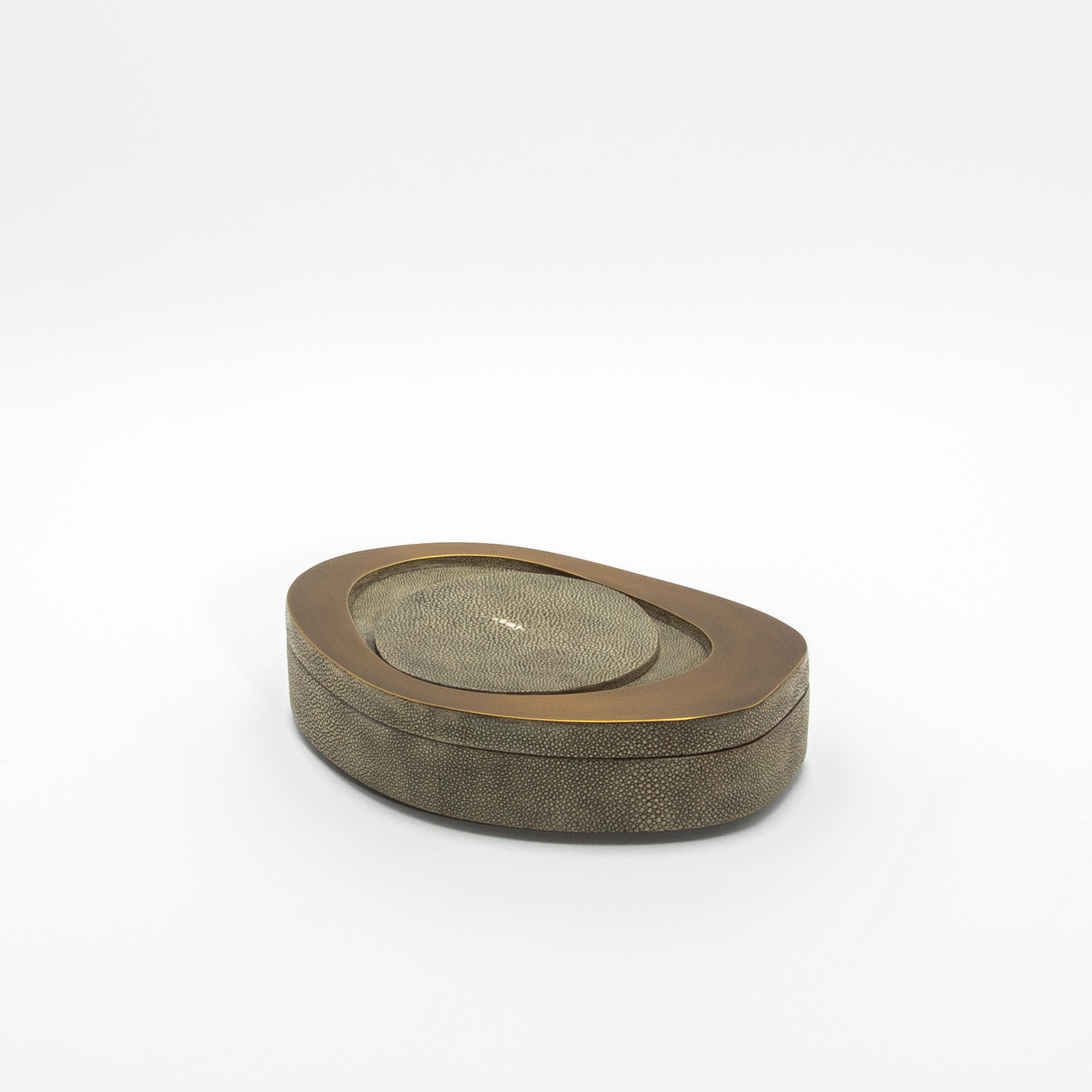 Juego de 2 cajas de piel de zapa gris con latón patinado bronce by R&Y Augousti Hecho a mano en venta