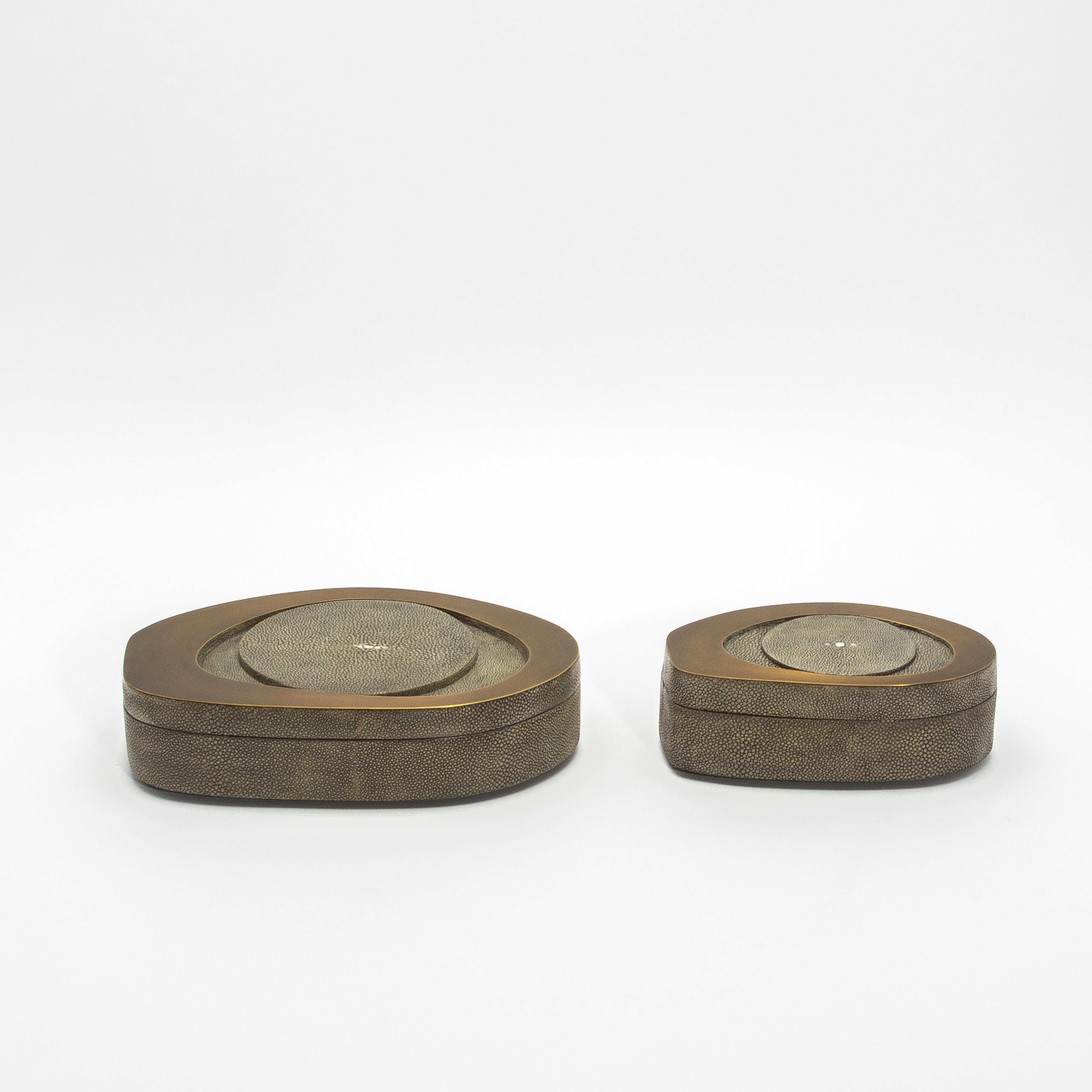Juego de 2 cajas de piel de zapa gris con latón patinado bronce by R&Y Augousti en Nuevo estado para la venta en West Hollywood, CA