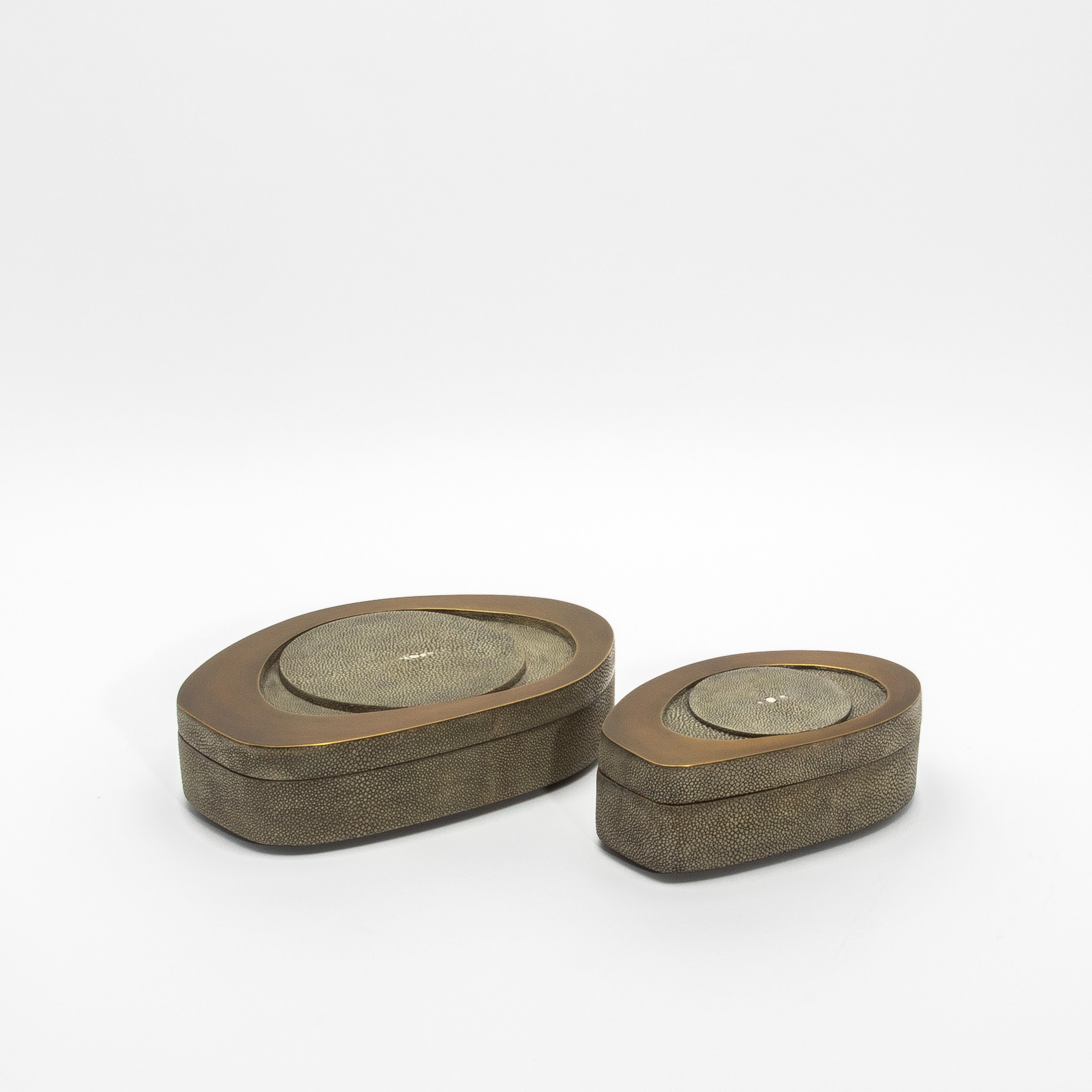 Juego de 2 cajas de piel de zapa gris con latón patinado bronce by R&Y Augousti Siglo XXI y contemporáneo en venta