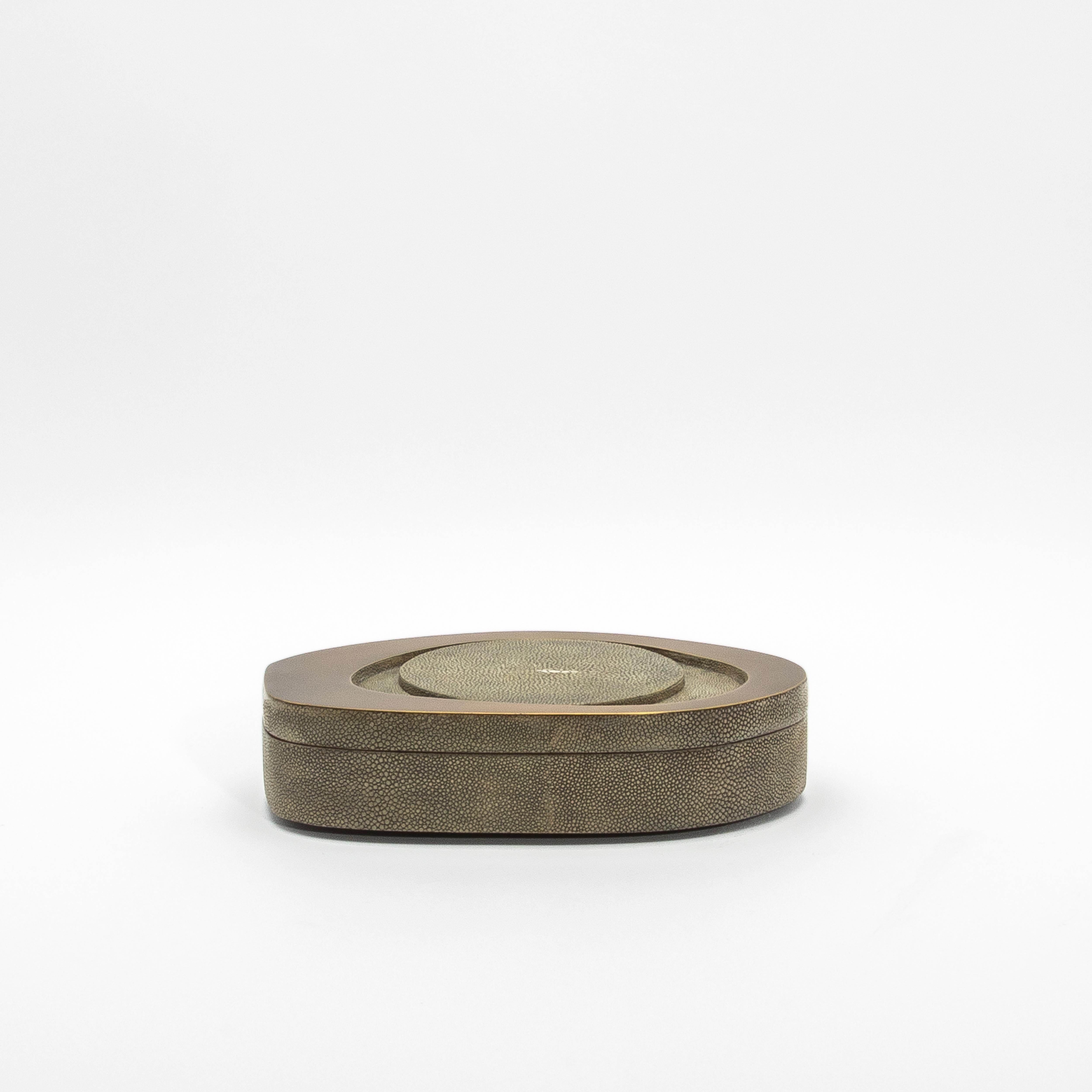 Juego de 2 cajas de piel de zapa gris con latón patinado bronce by R&Y Augousti Latón en venta