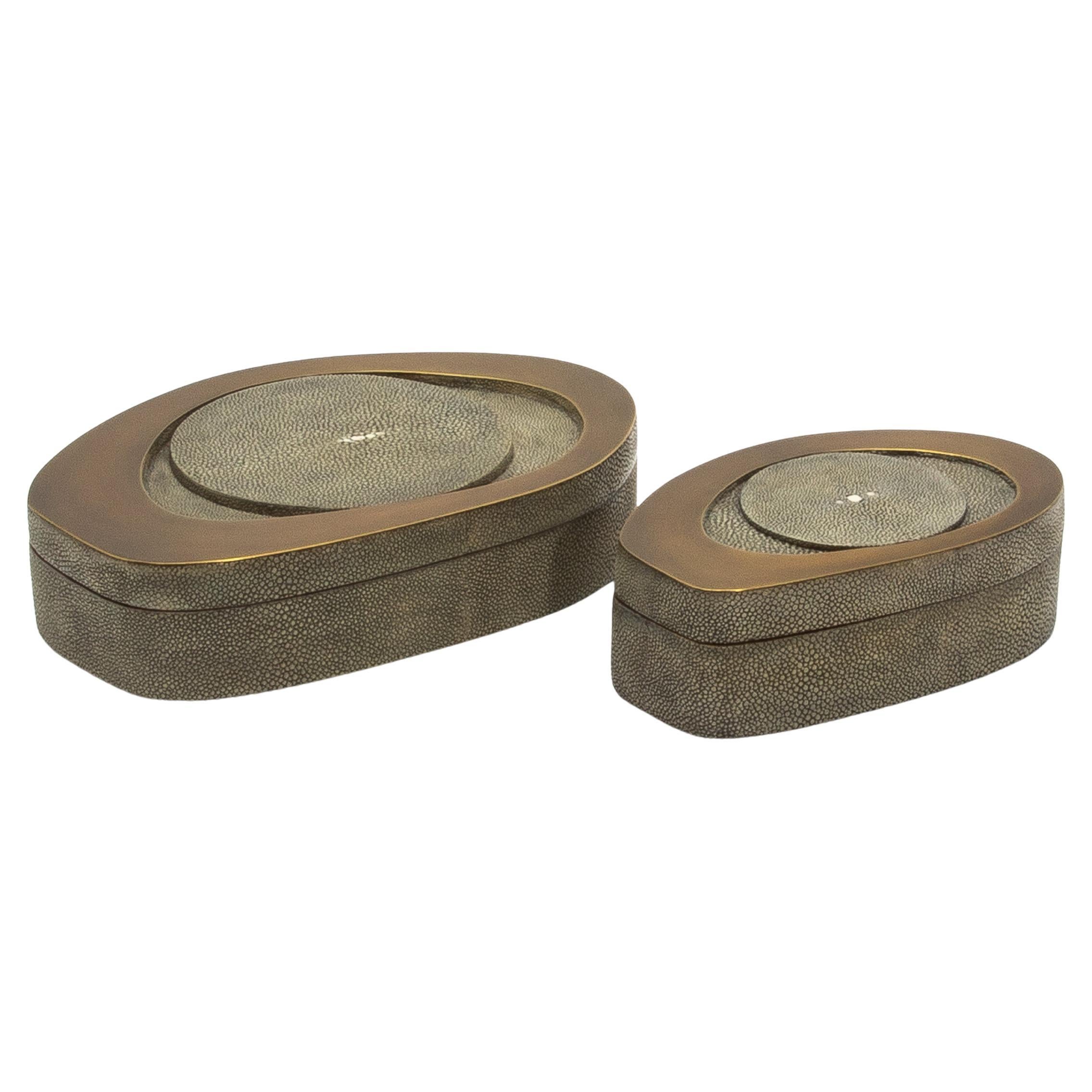 Juego de 2 cajas de piel de zapa gris con latón patinado bronce by R&Y Augousti