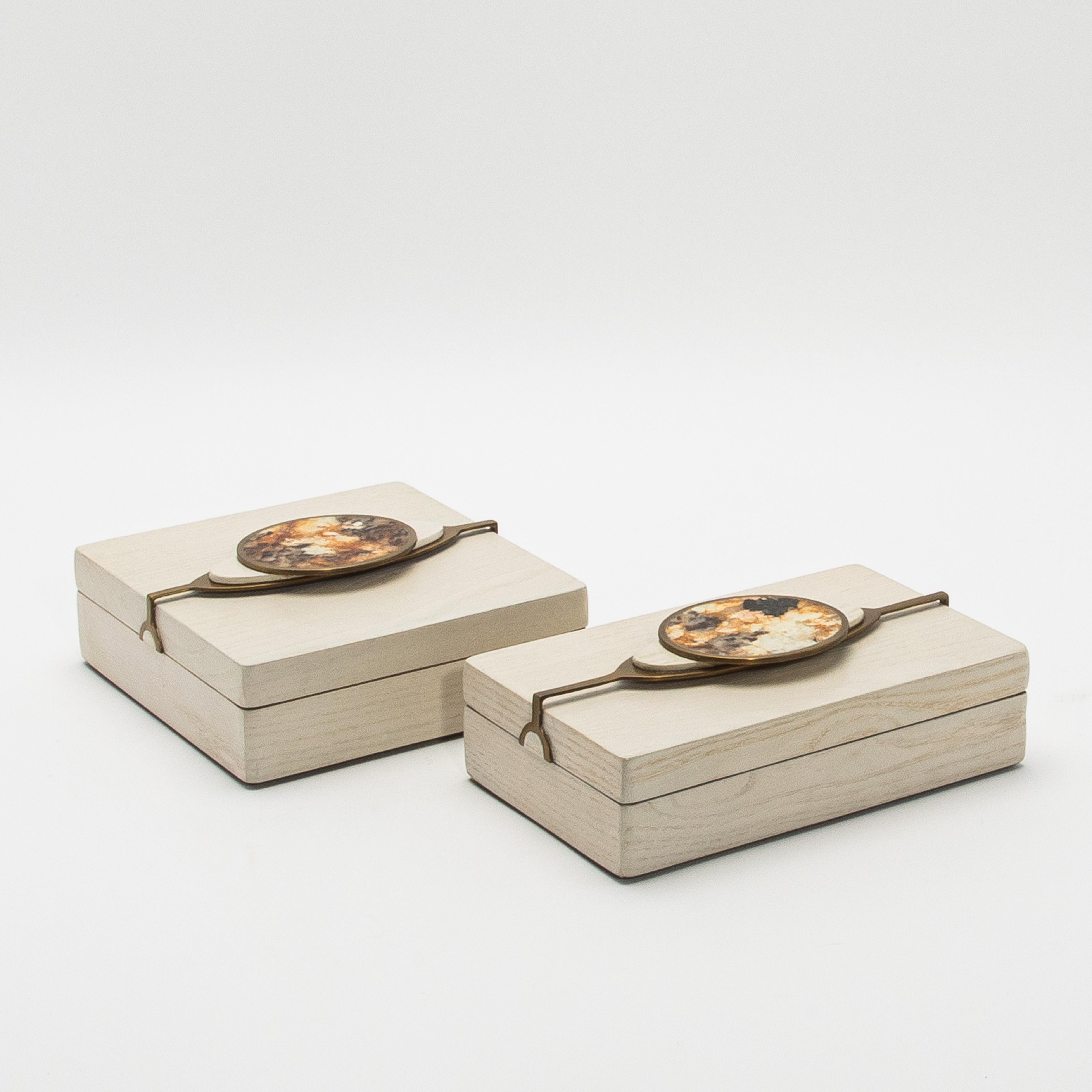 Art Déco Set di 2 scatole in Oak con pietre semipreziose e ottone di Kifu Paris in vendita