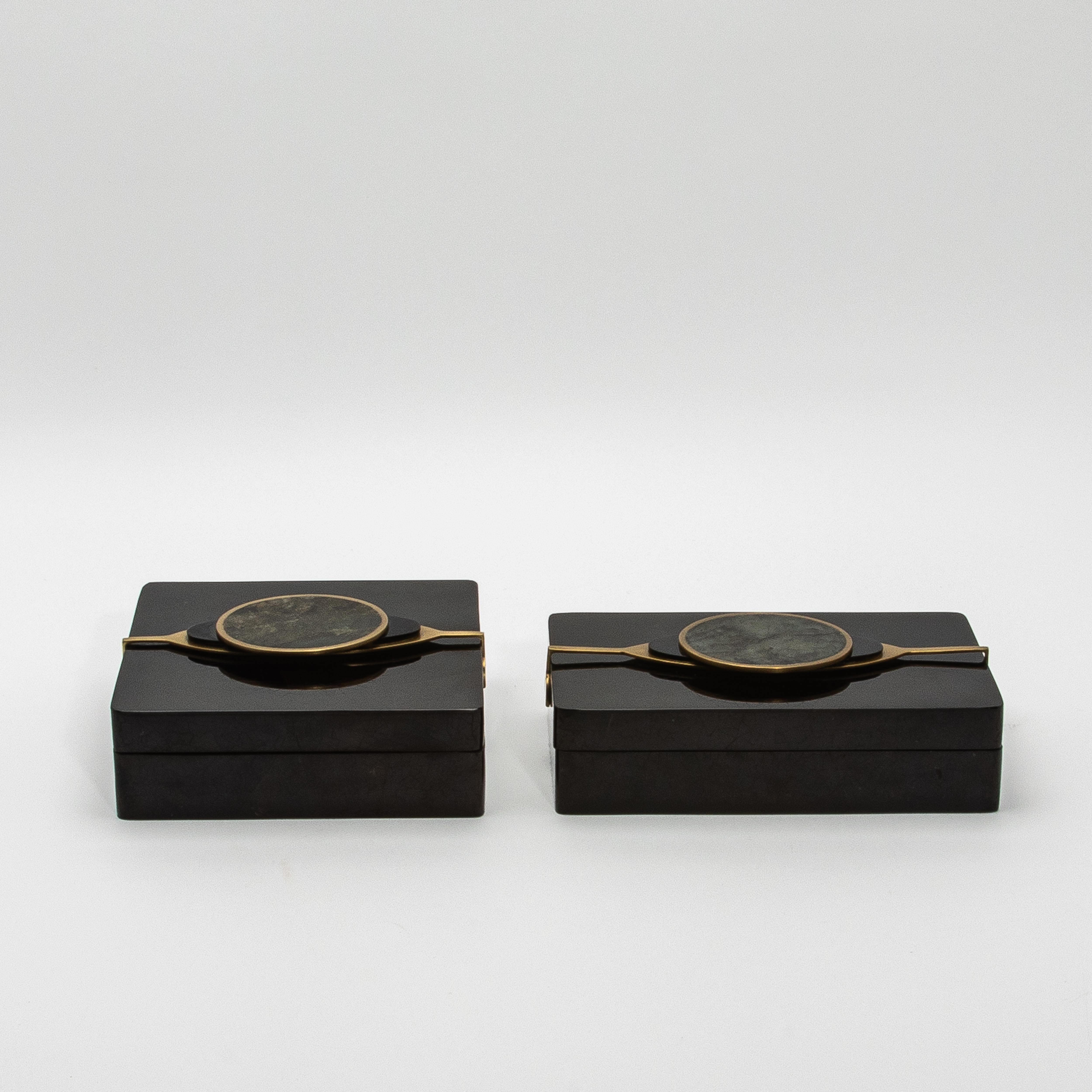 Juego de 2 Cajas de Concha con Piedra Semipreciosa y Latón by Kifu Paris Art Decó en venta